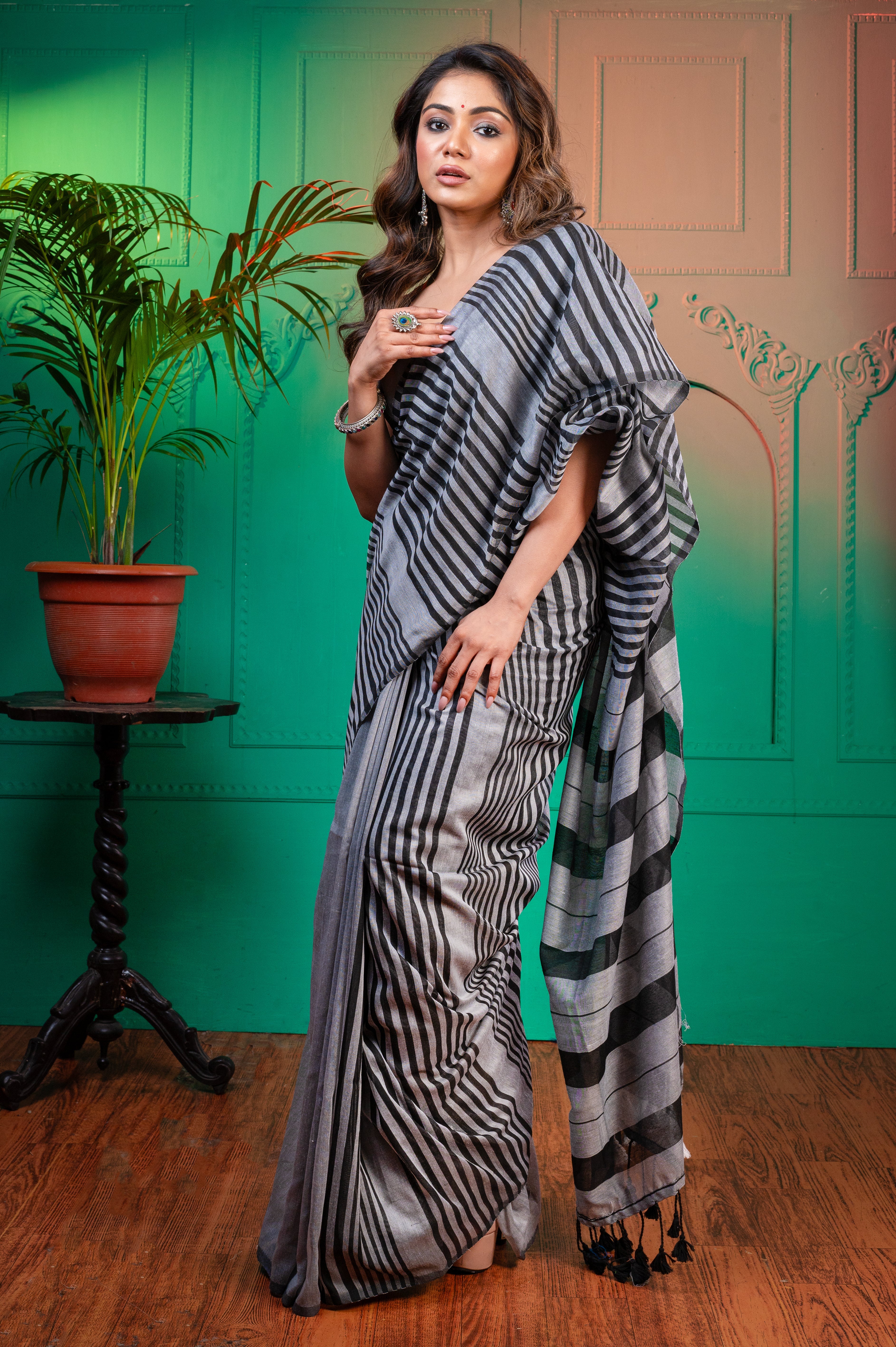 Women's Grey Handloom Cotton Saree With Black Stripe Pallu - Aanika