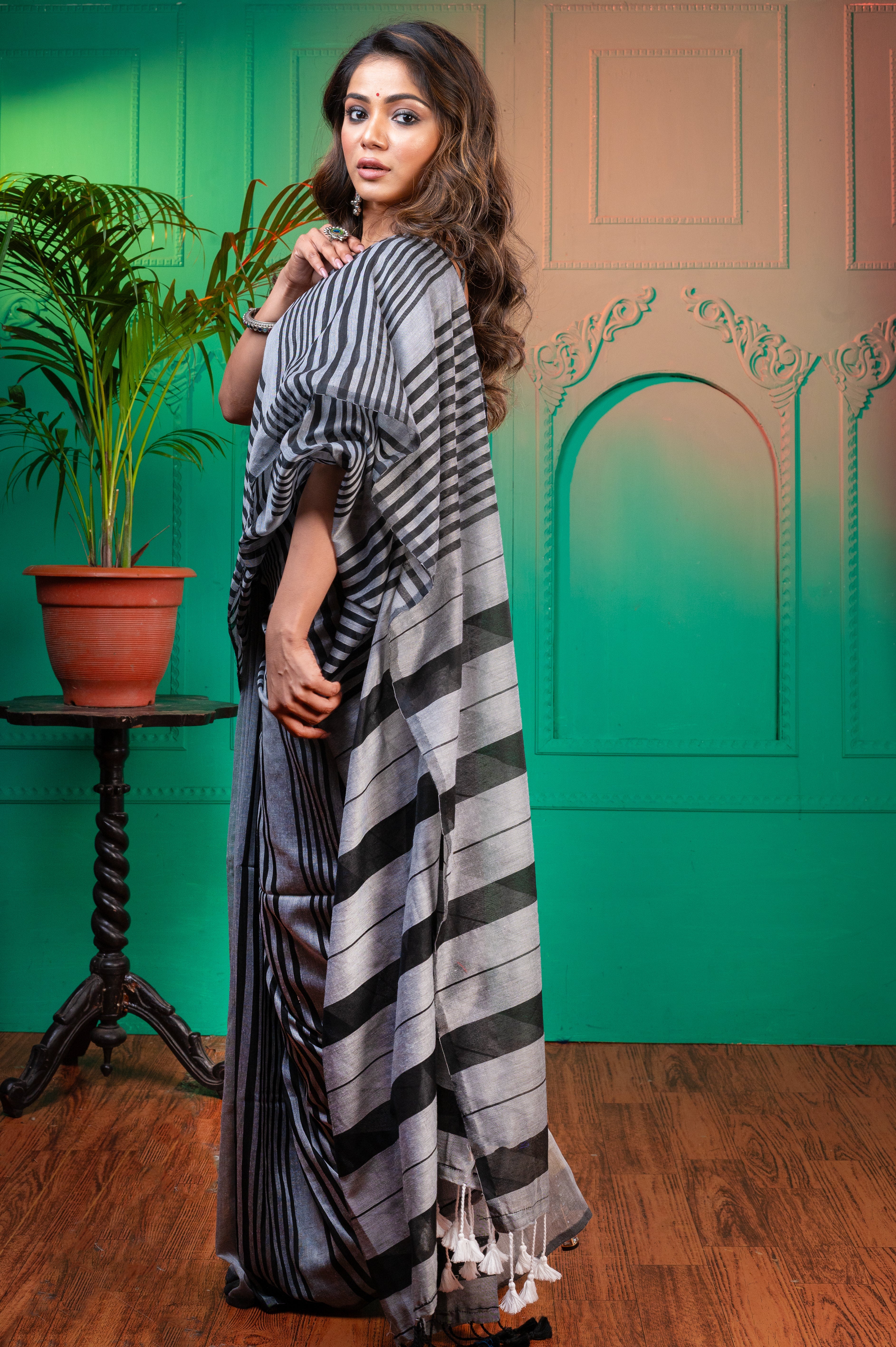 Women's Grey Handloom Cotton Saree With Black Stripe Pallu - Aanika