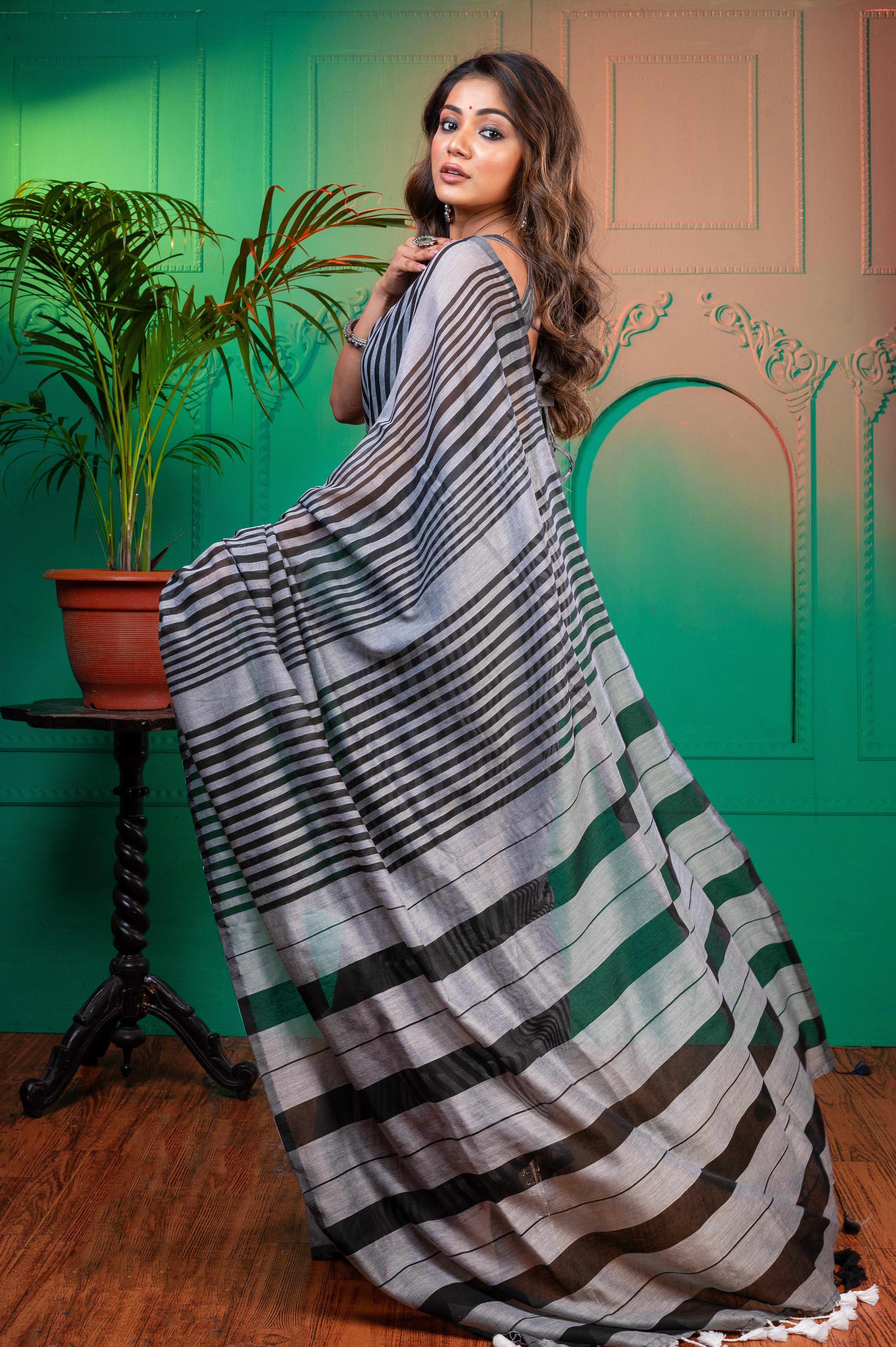 Women's Grey Handloom Cotton Saree With Black Stripe Pallu - Aanika