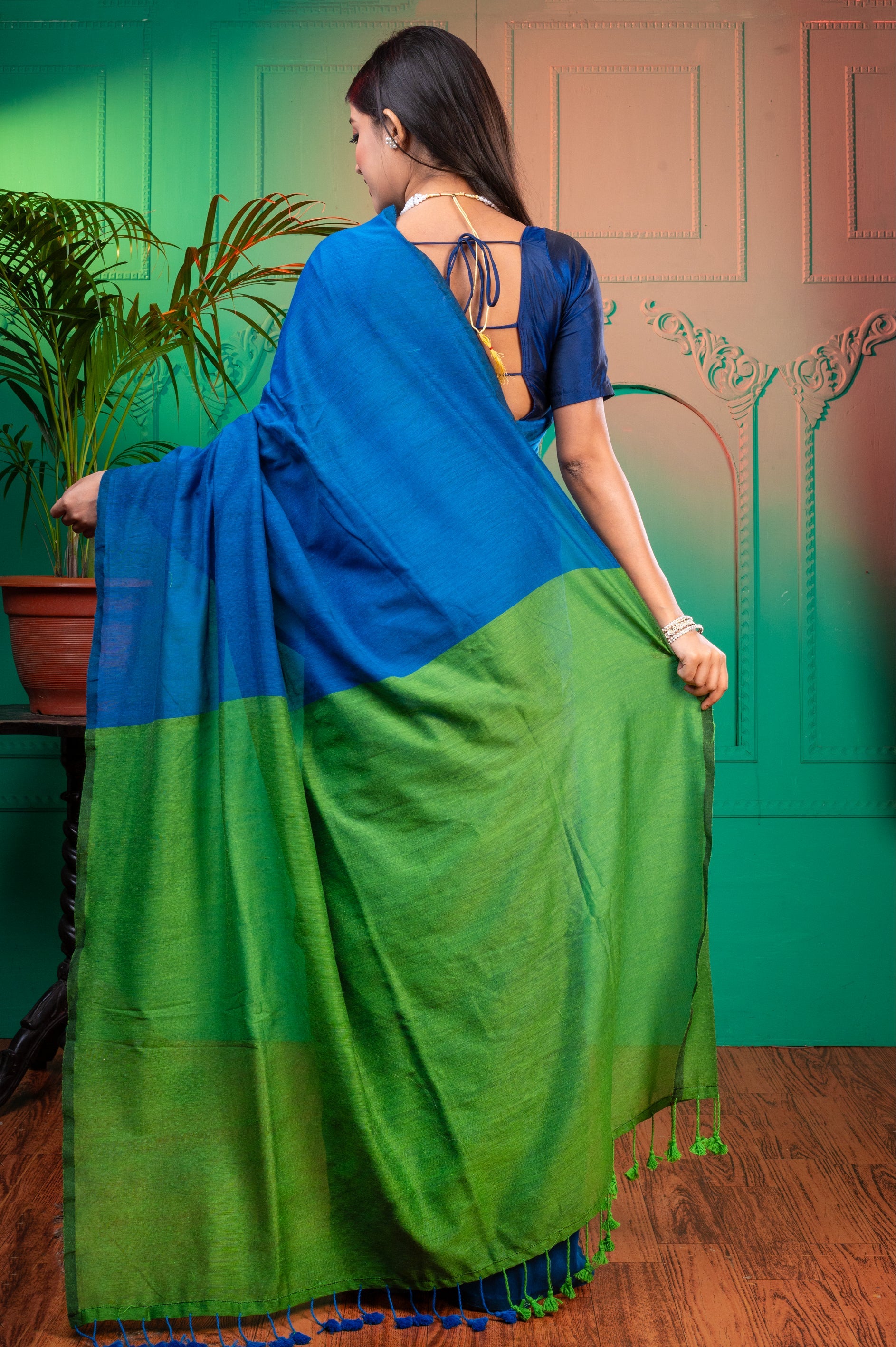 Women's Blue And Green Handloom Cotton Saree - Aanika