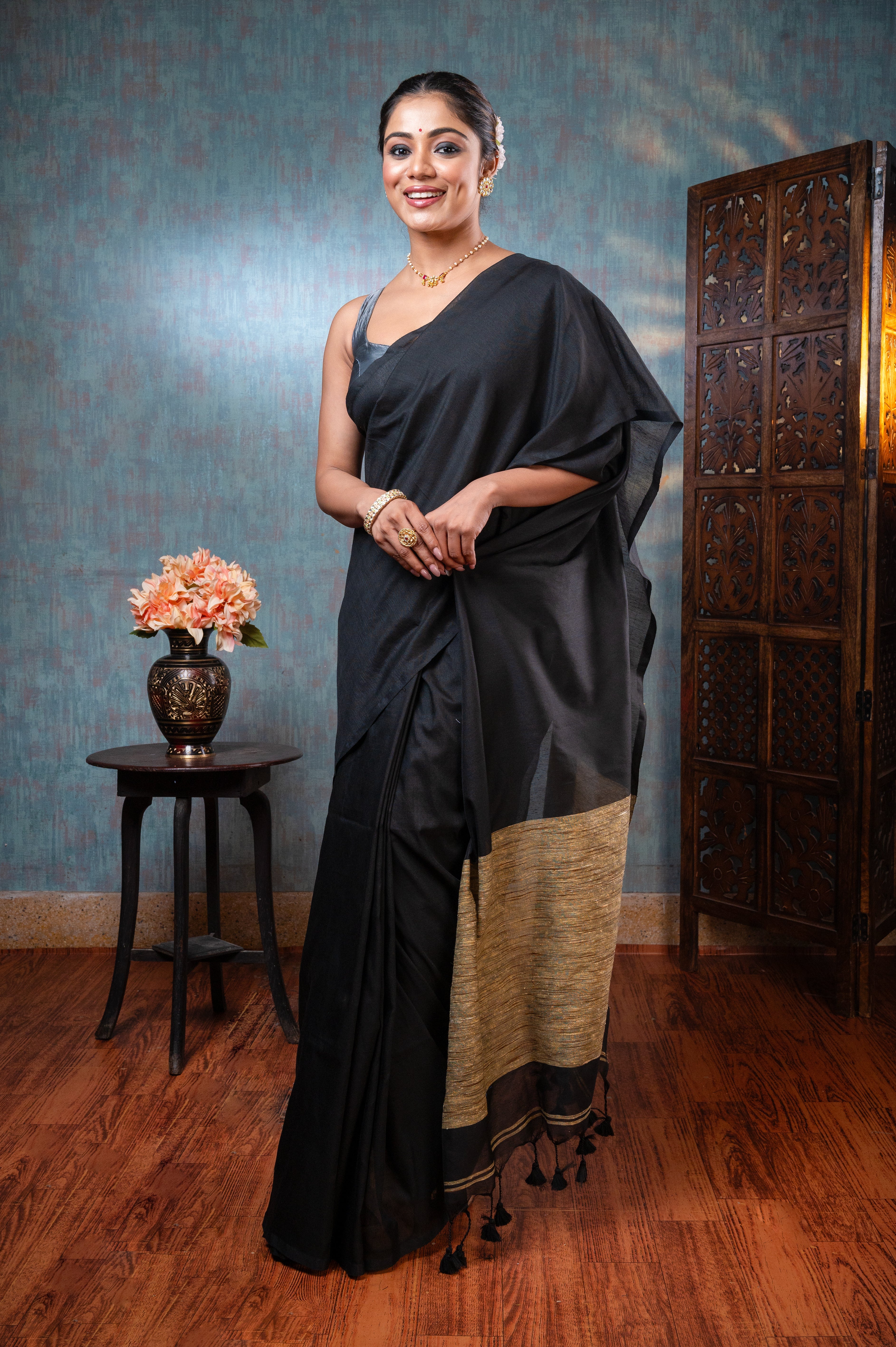 Women's Black Handloom Cotton Saree With Gheecha Pallu - Aanika