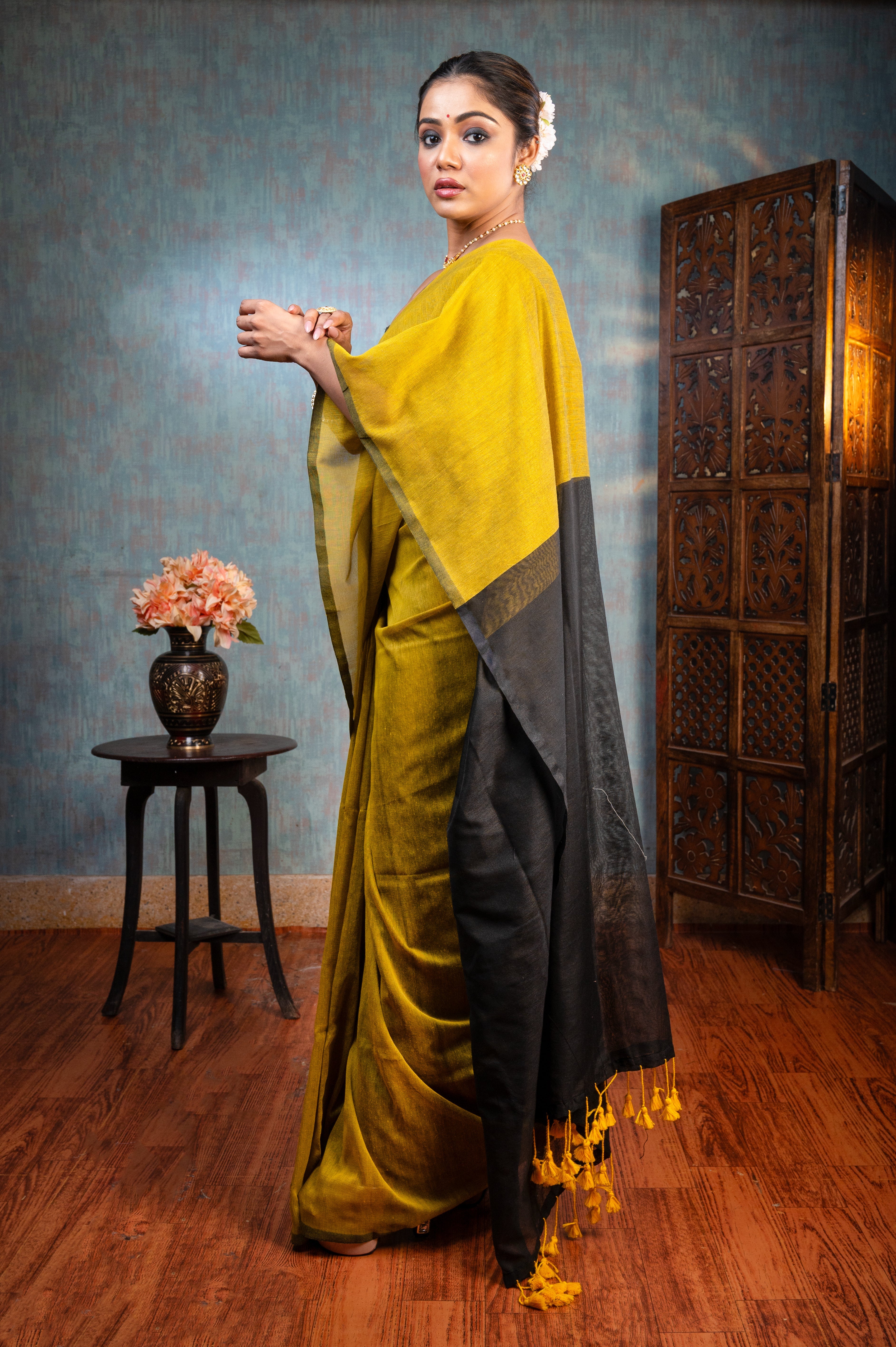 Women's Black  And Yellow Handloom Cotton Saree - Aanika