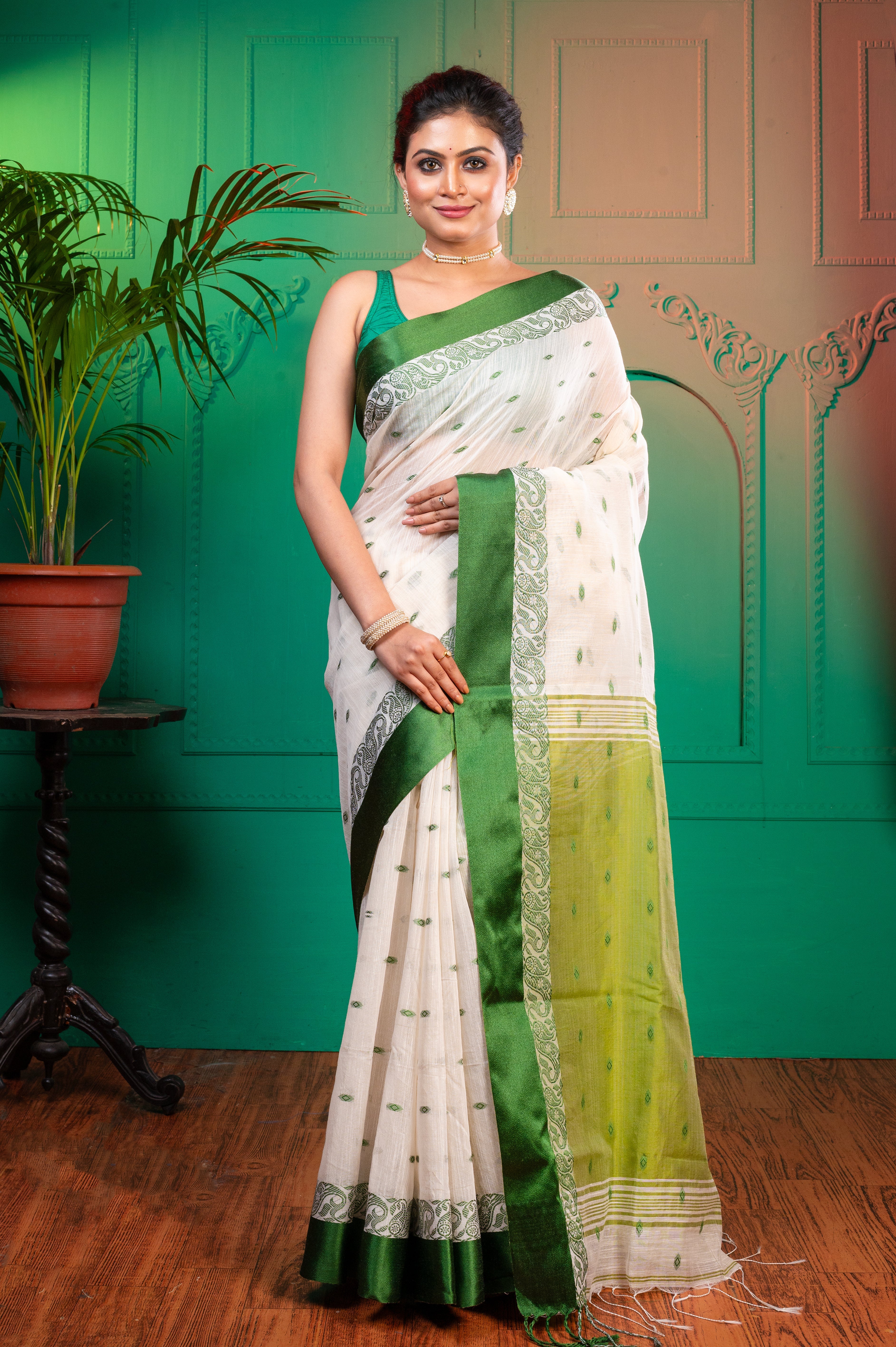 Women's Off-white Handloom Cotton Saree With Green Velvet Border And Pallu - Aanika