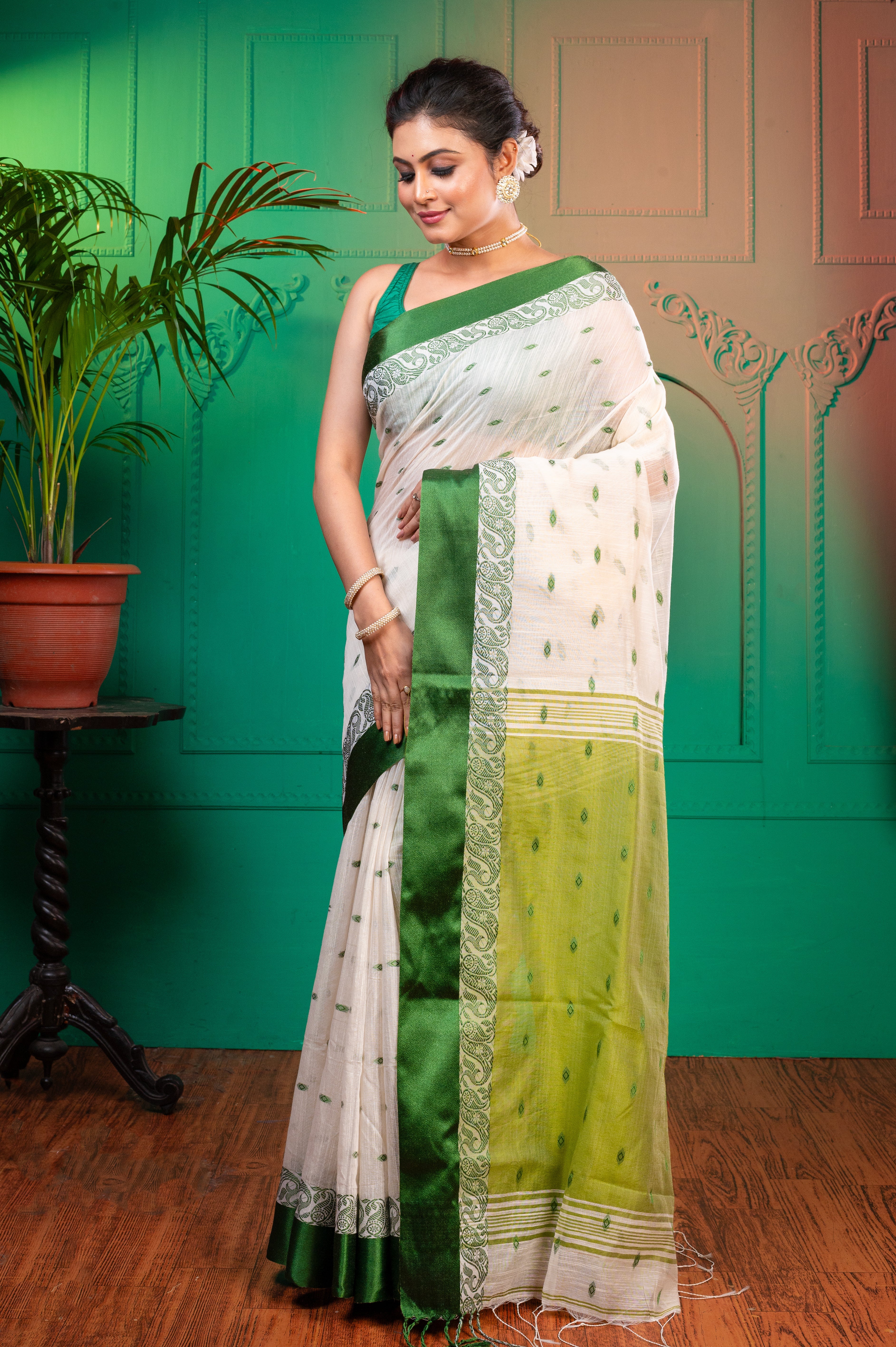 Women's Off-white Handloom Cotton Saree With Green Velvet Border And Pallu - Aanika