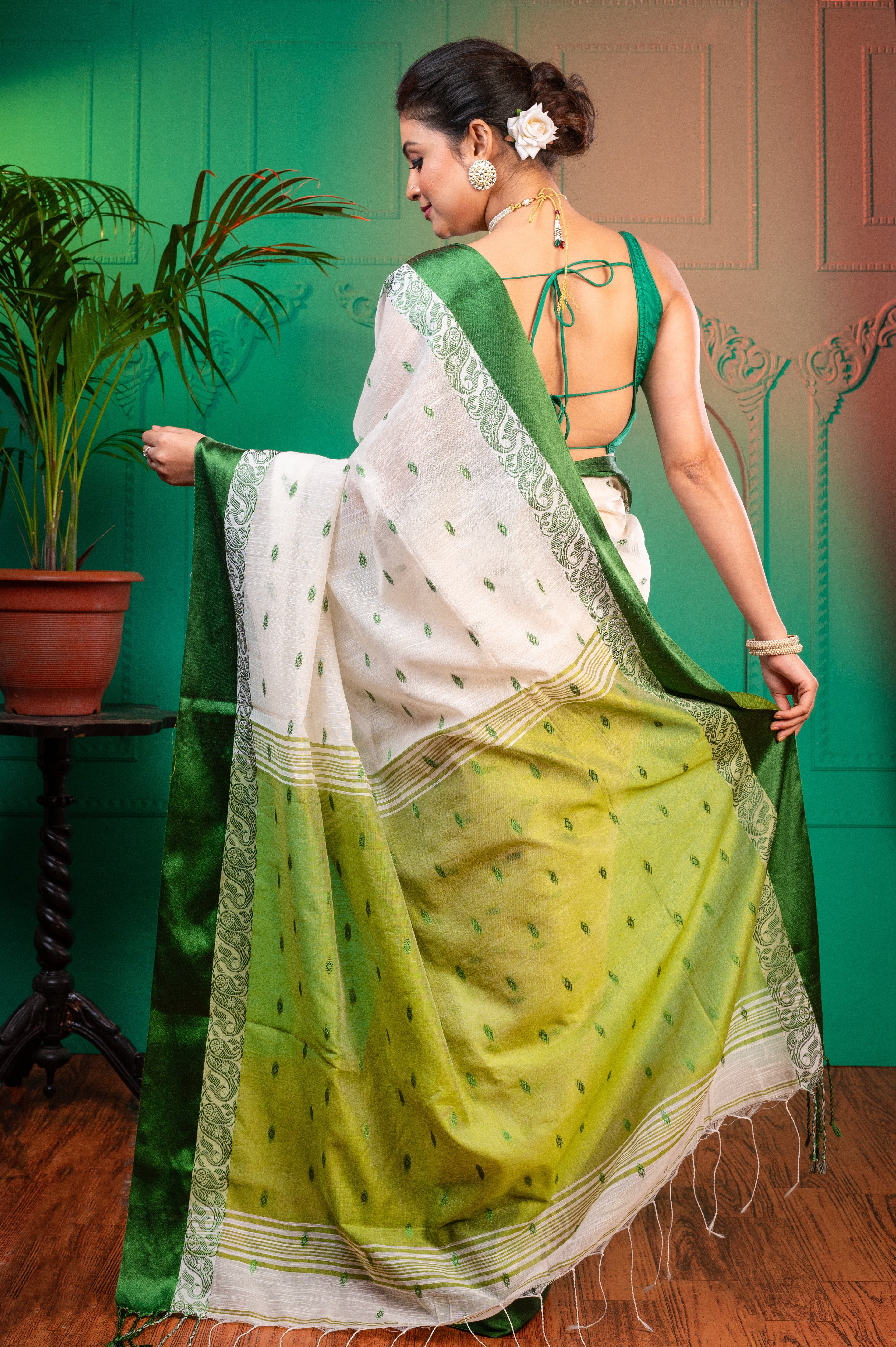 Women's Off-white Handloom Cotton Saree With Green Velvet Border And Pallu - Aanika