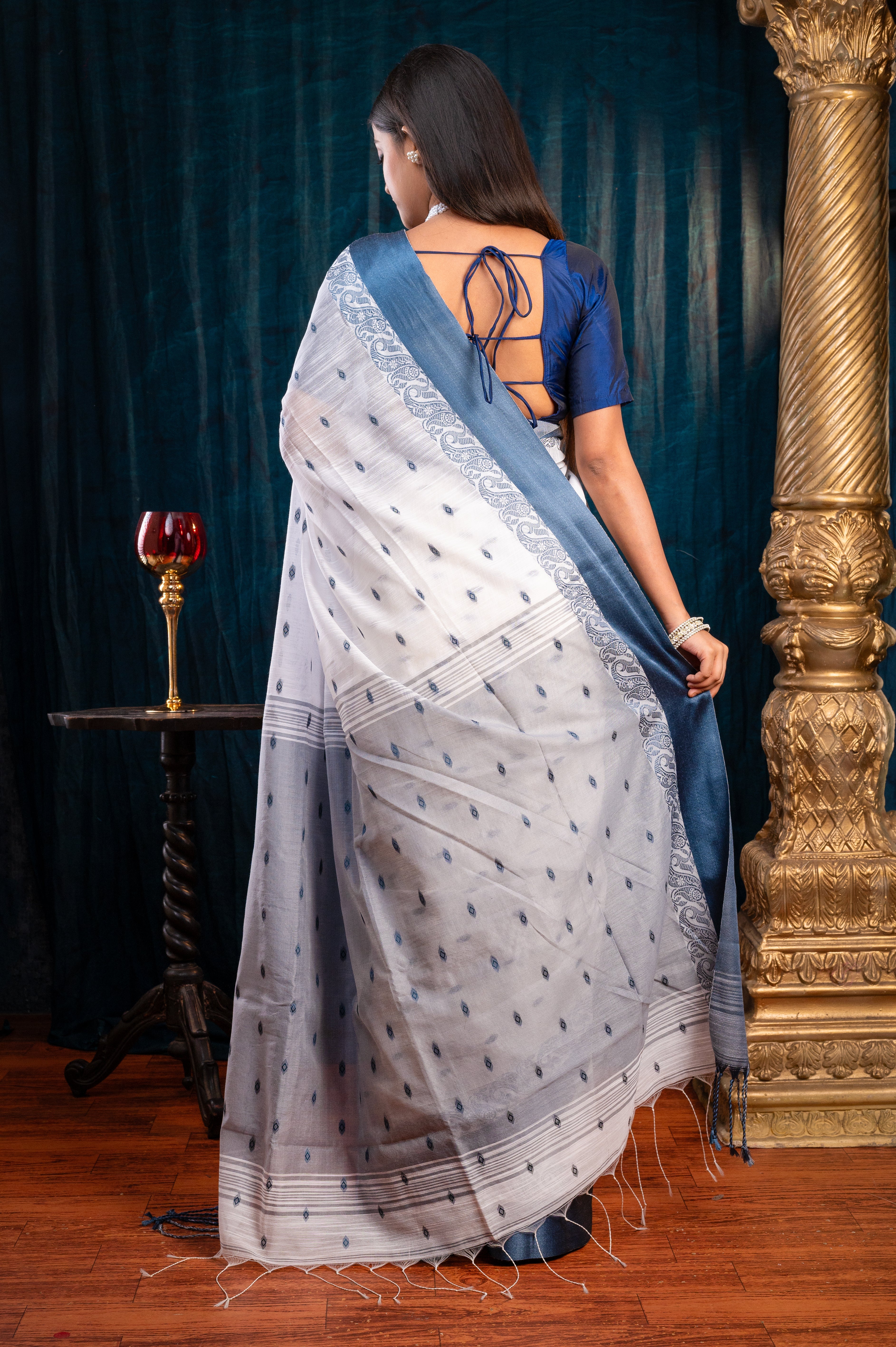 Women's Off-white Handloom Cotton Saree With Blue Velvet Border And Pallu - Aanika