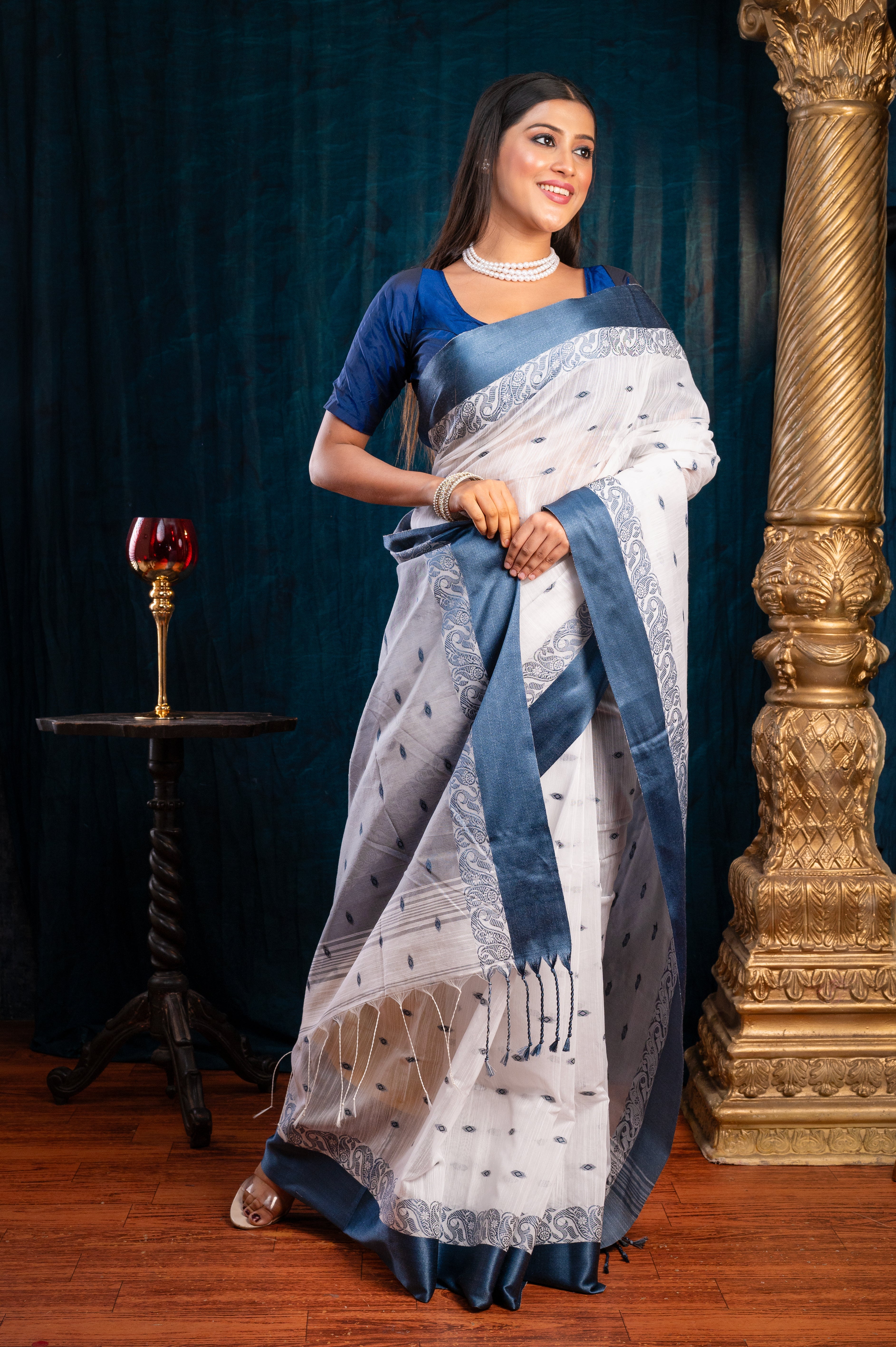 Women's Off-white Handloom Cotton Saree With Blue Velvet Border And Pallu - Aanika