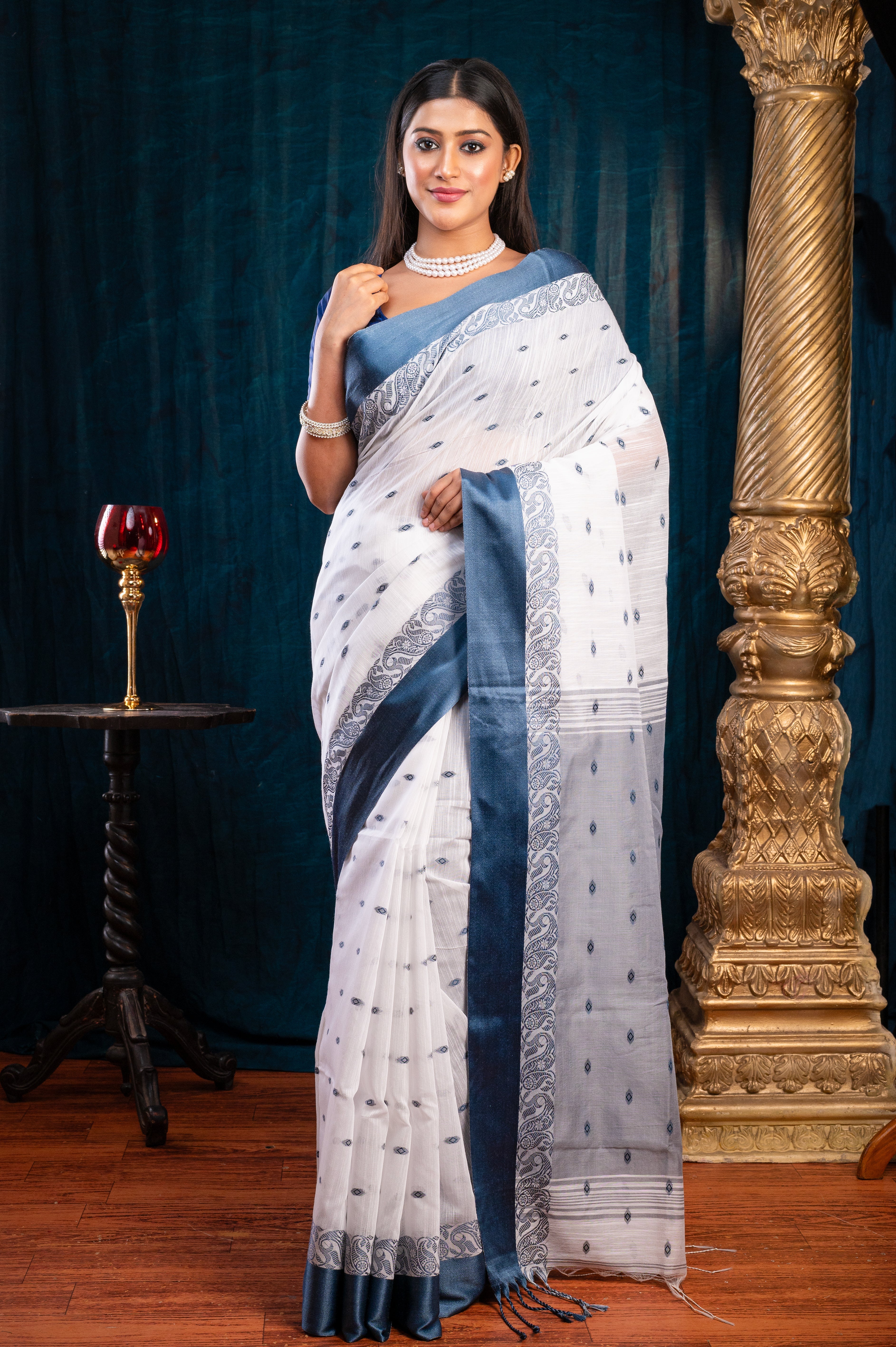 Women's Off-white Handloom Cotton Saree With Blue Velvet Border And Pallu - Aanika