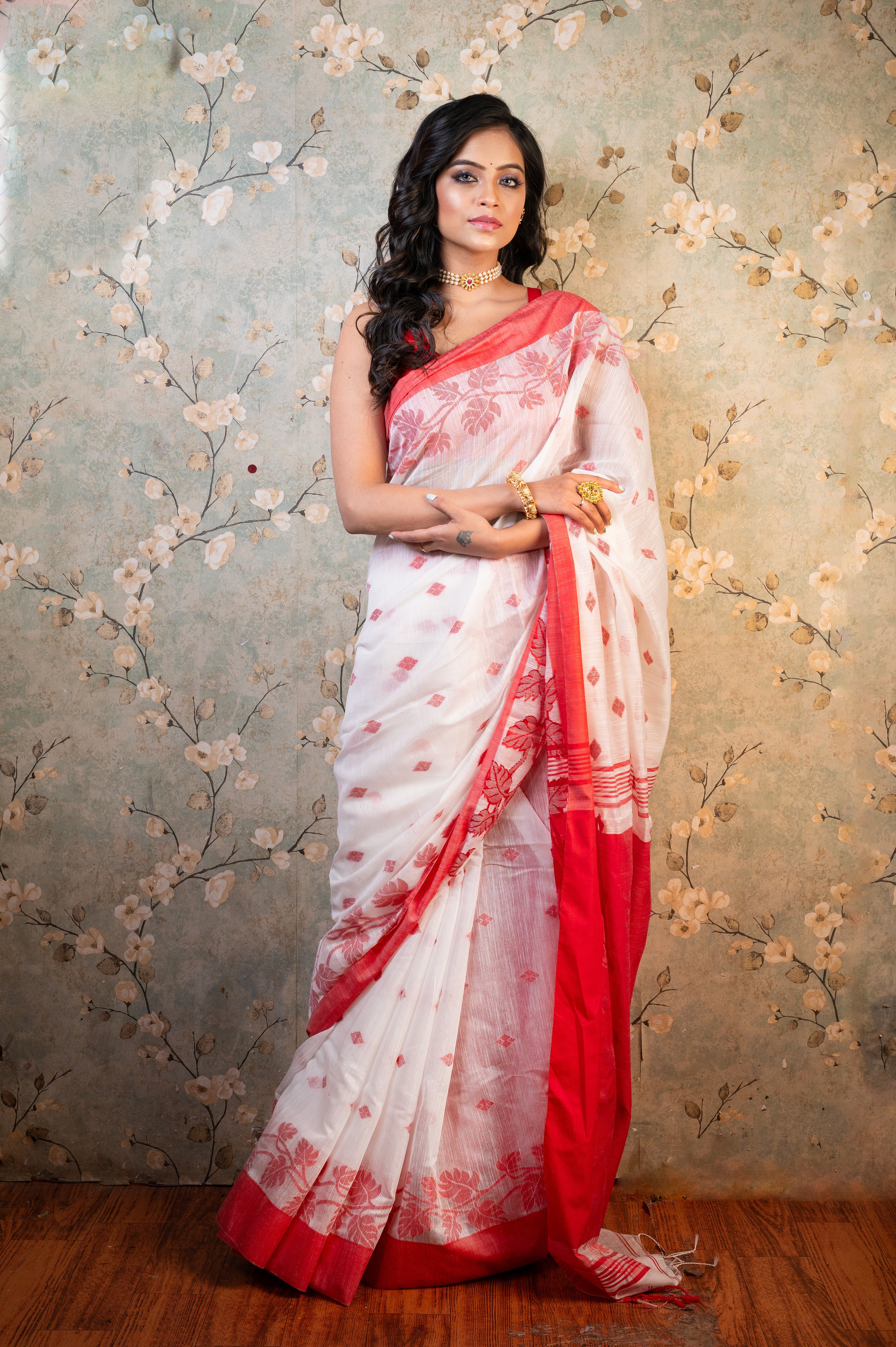 Women's White Handloom Cotton Saree With Red Designing And Pallu - Aanika