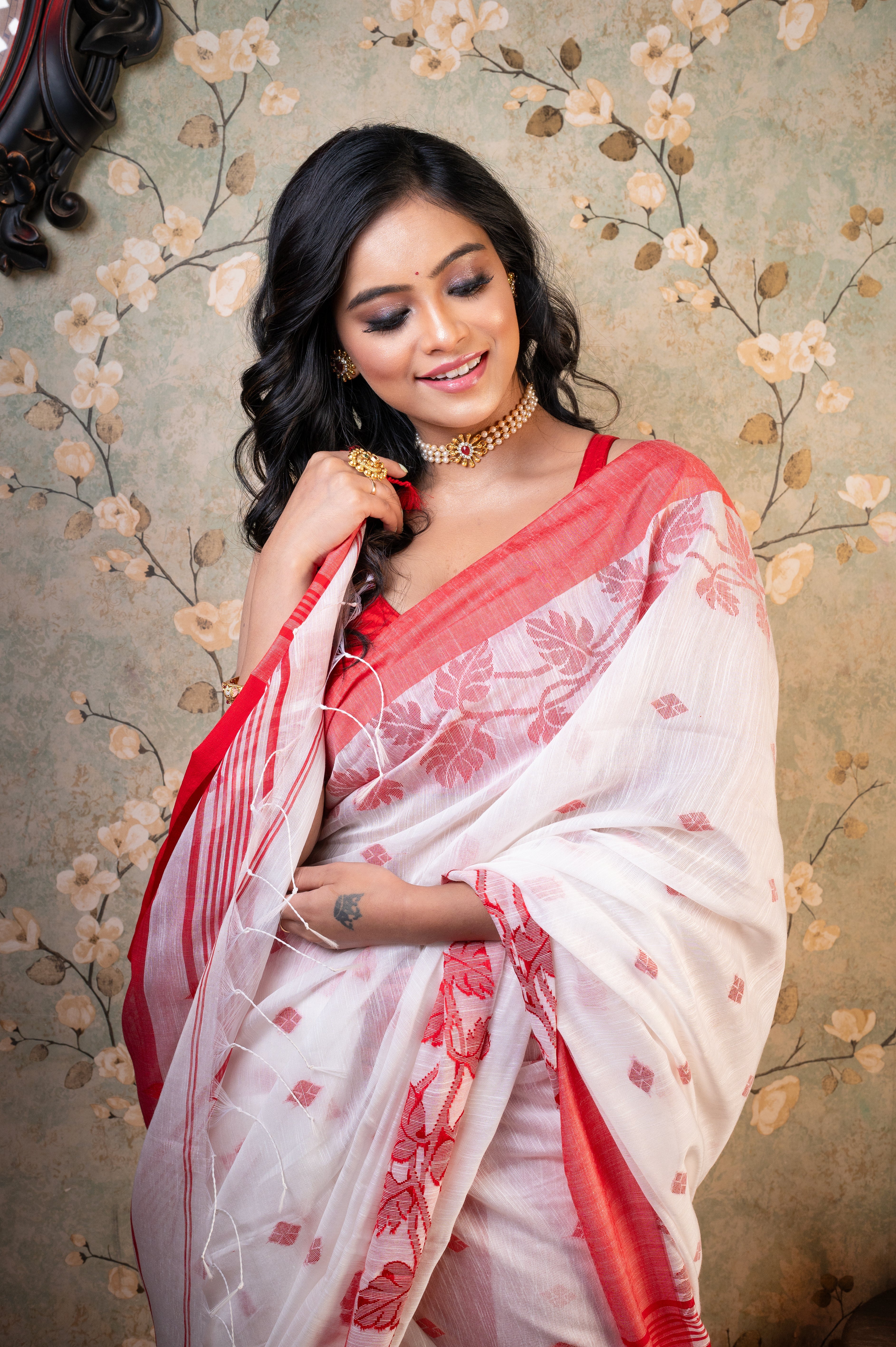 Women's White Handloom Cotton Saree With Red Designing And Pallu - Aanika