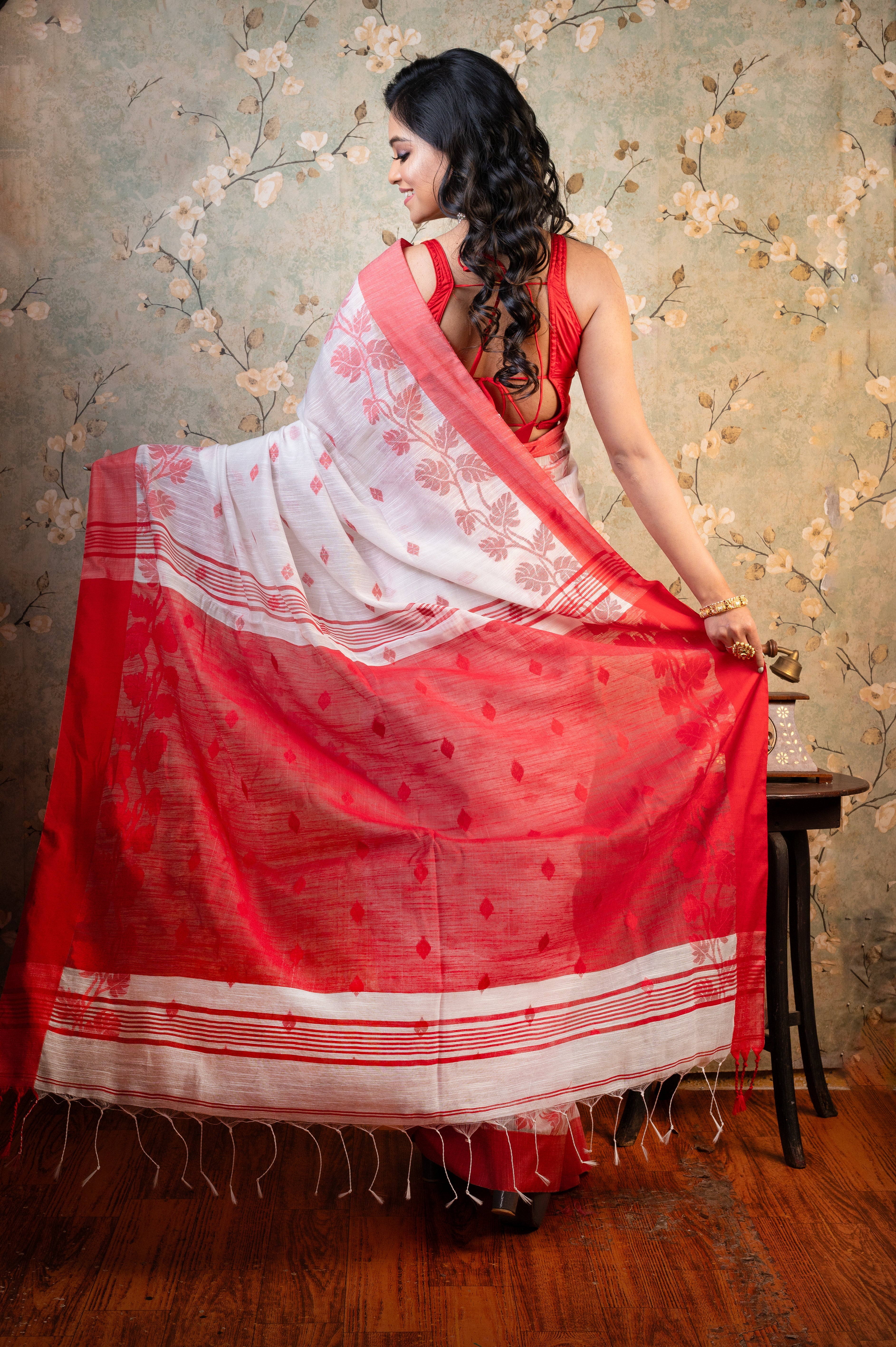 Women's White Handloom Cotton Saree With Red Designing And Pallu - Aanika