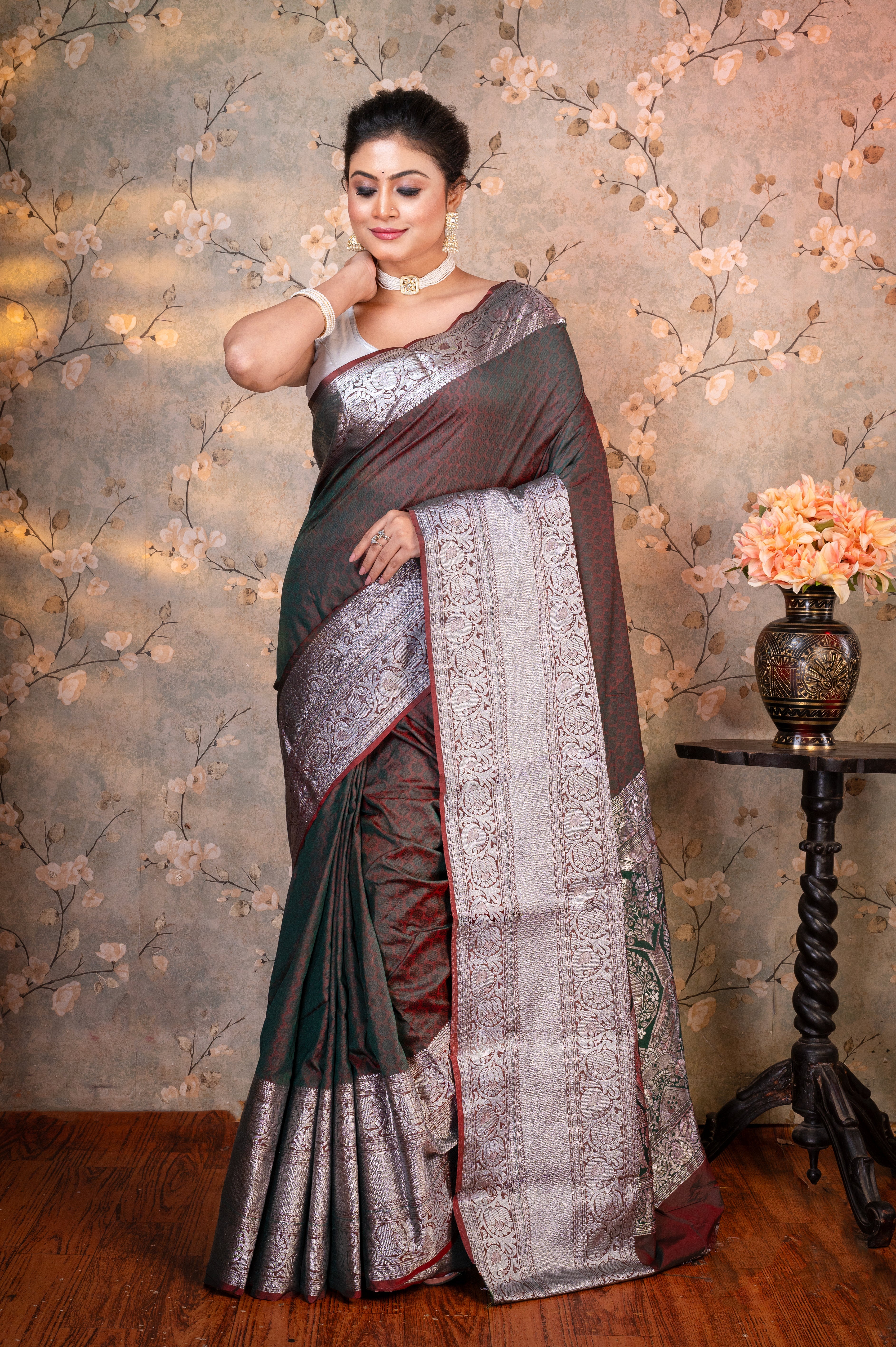 Women's Grey Dual Tone  Banarasi Silk Saree With Contrasting Border And Pallu - Aanika