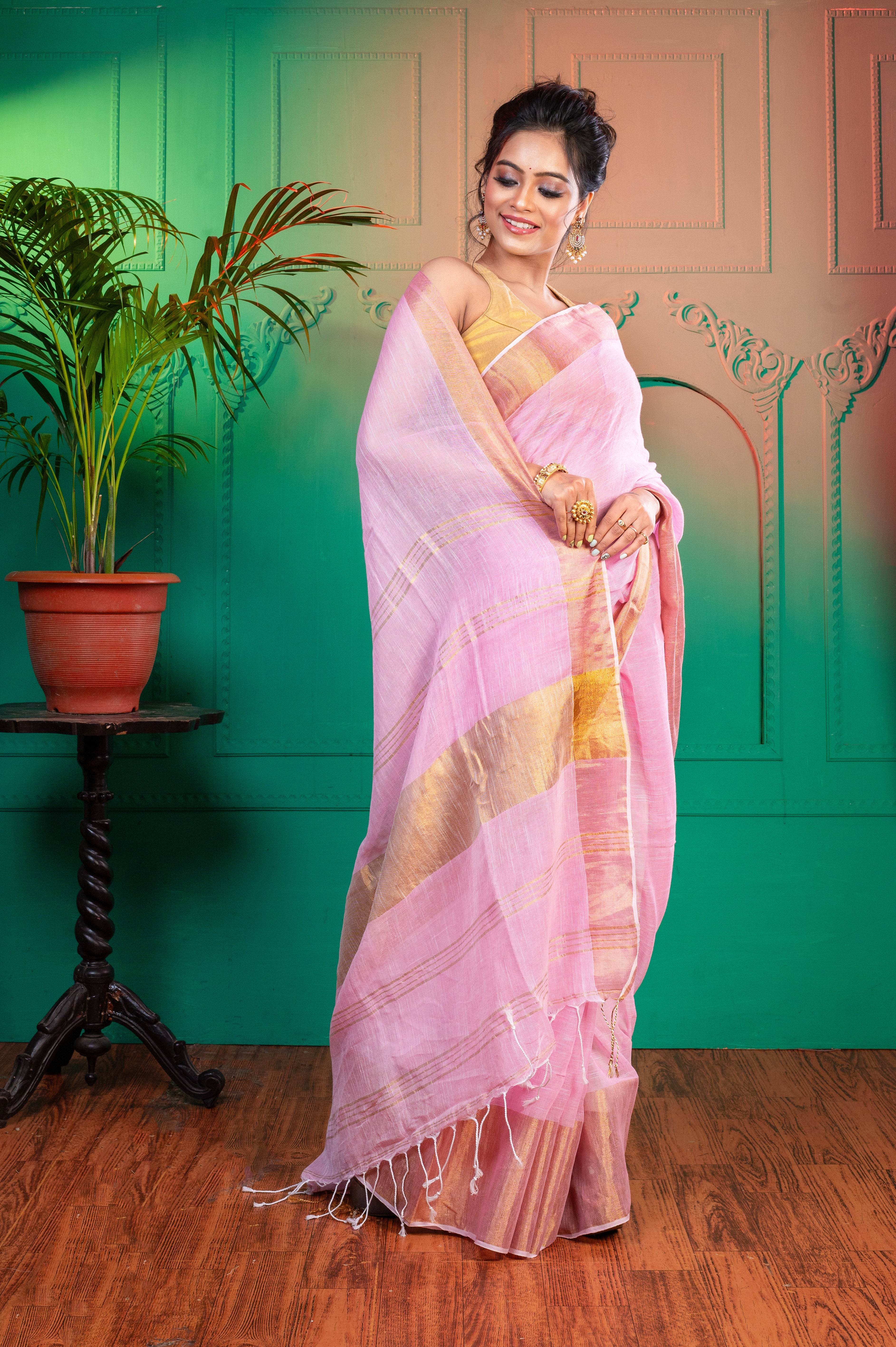 Women's Pink Pure Handloom Linen Saree With Golden Zari  Border And Pallu - Aanika