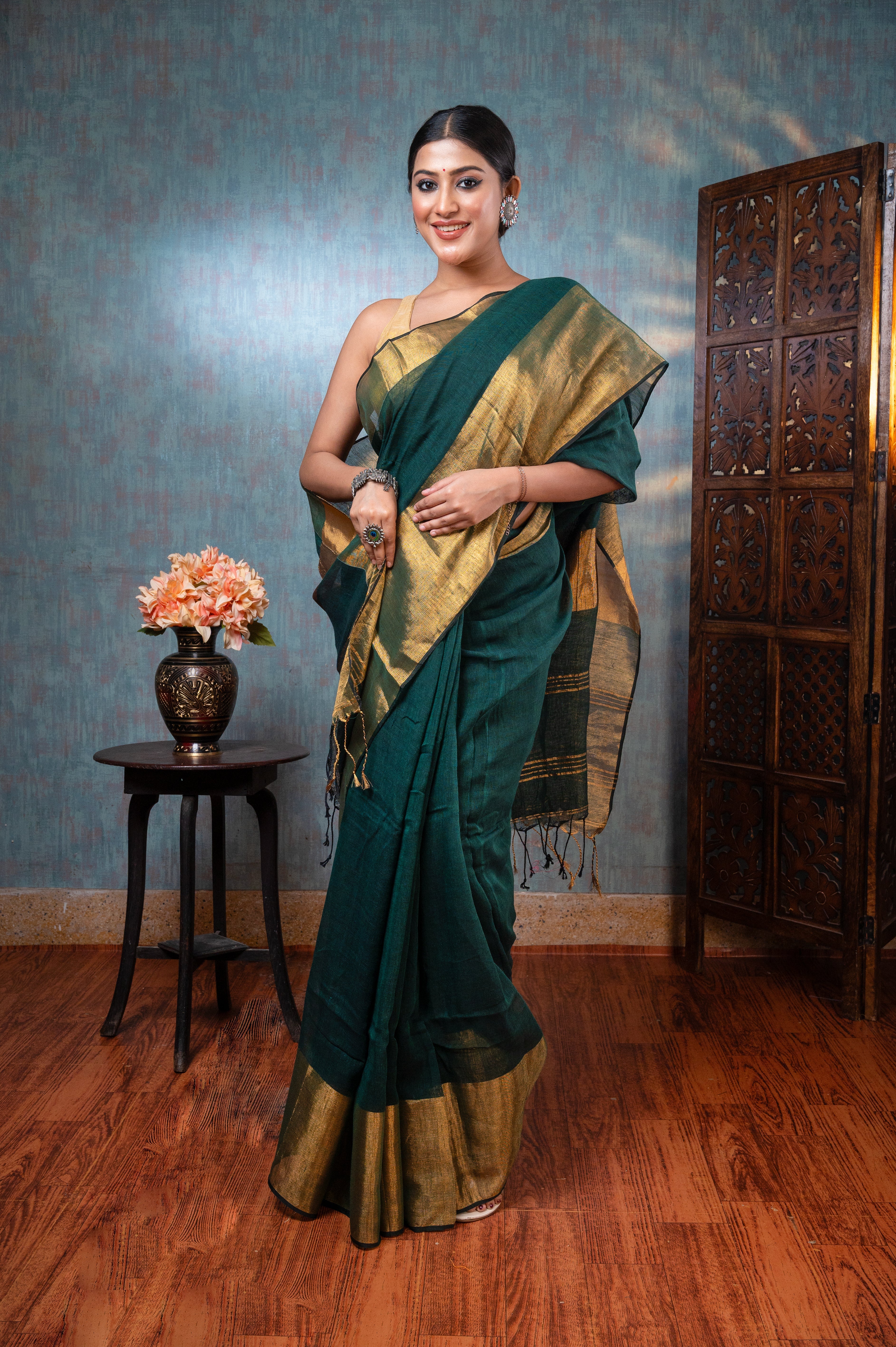 Women's Green Pure Handloom Linen Saree With Golden Zari  Border And Pallu - Aanika