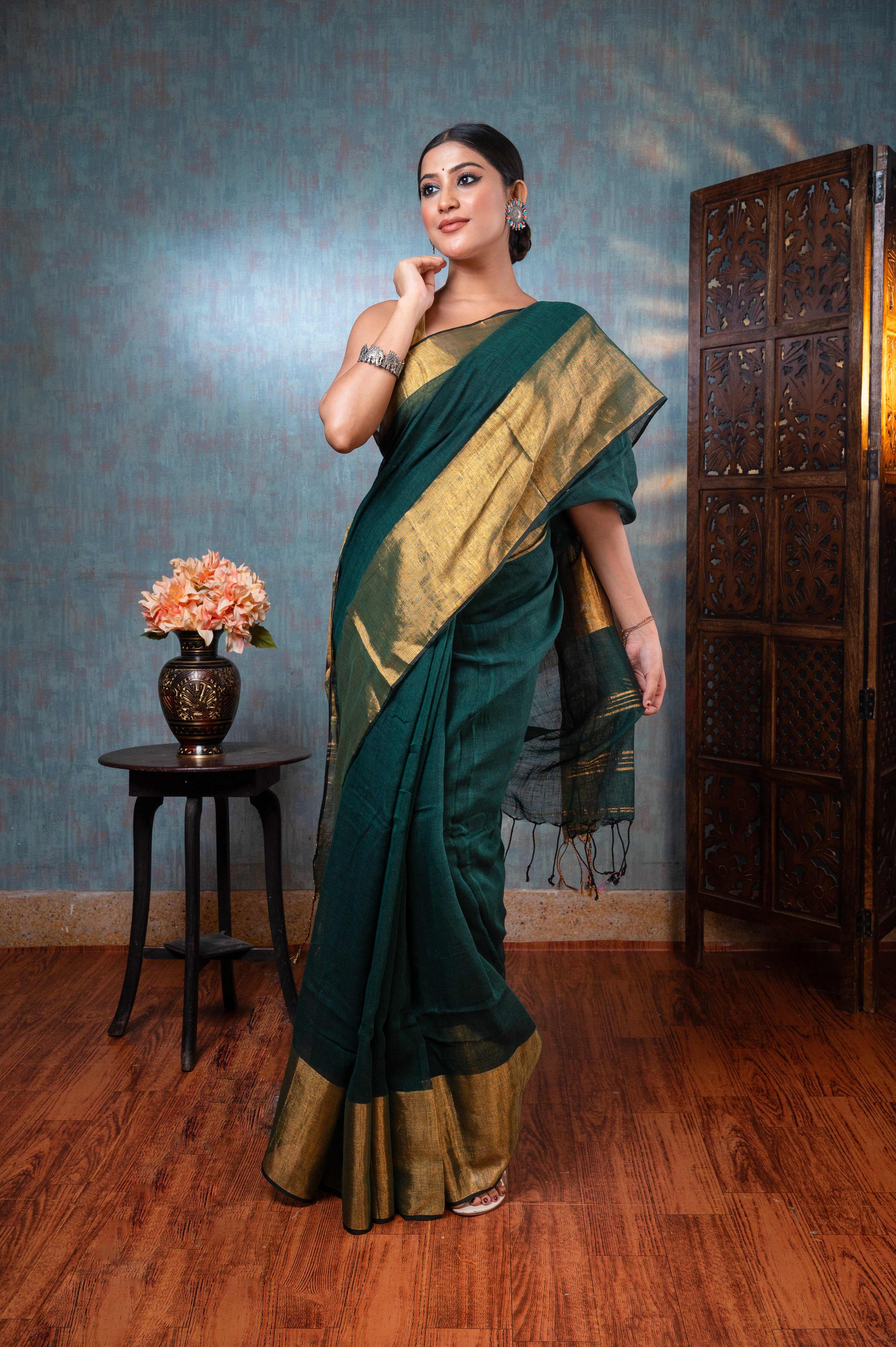 Women's Green Pure Handloom Linen Saree With Golden Zari  Border And Pallu - Aanika