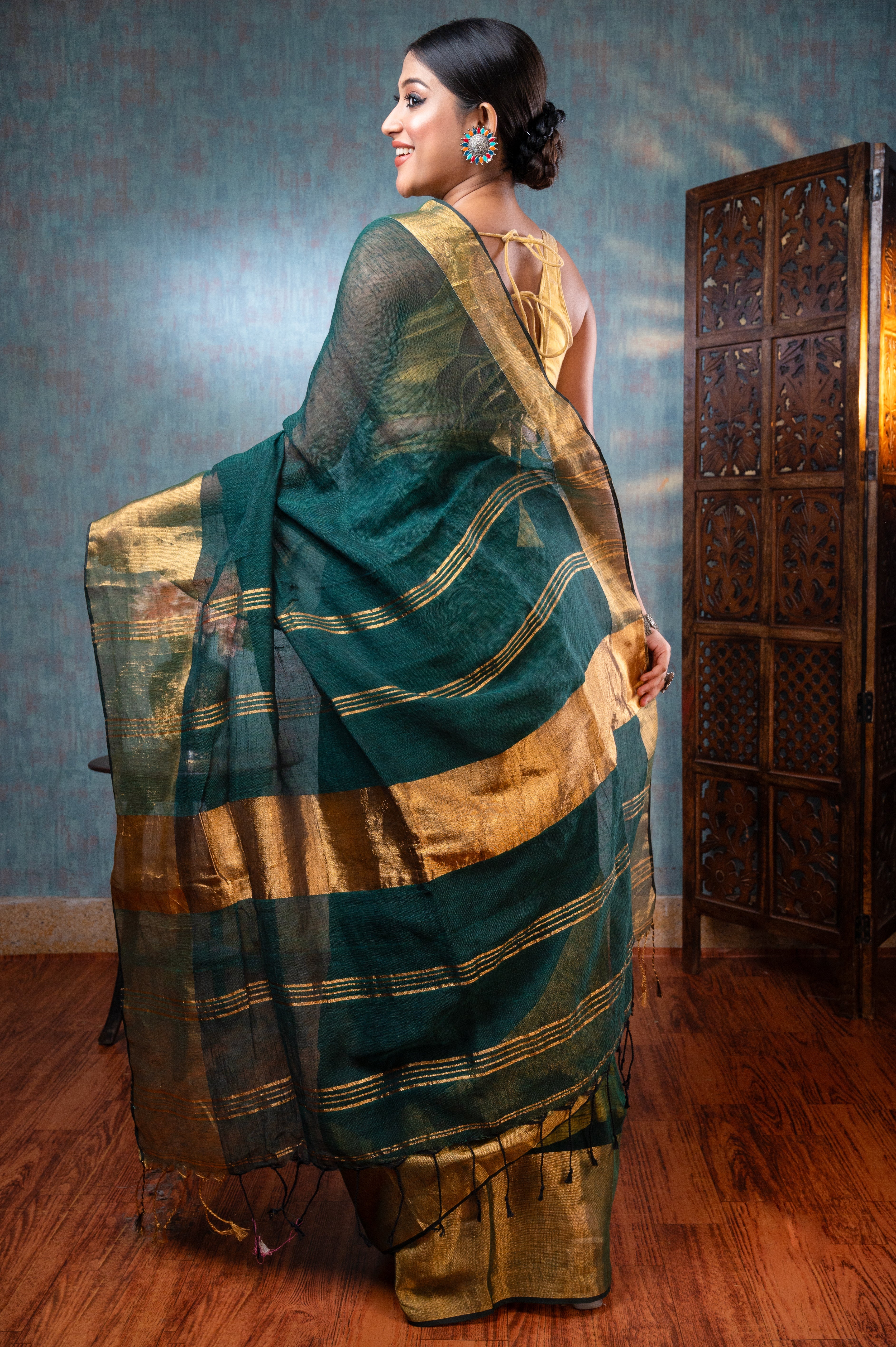 Women's Green Pure Handloom Linen Saree With Golden Zari  Border And Pallu - Aanika