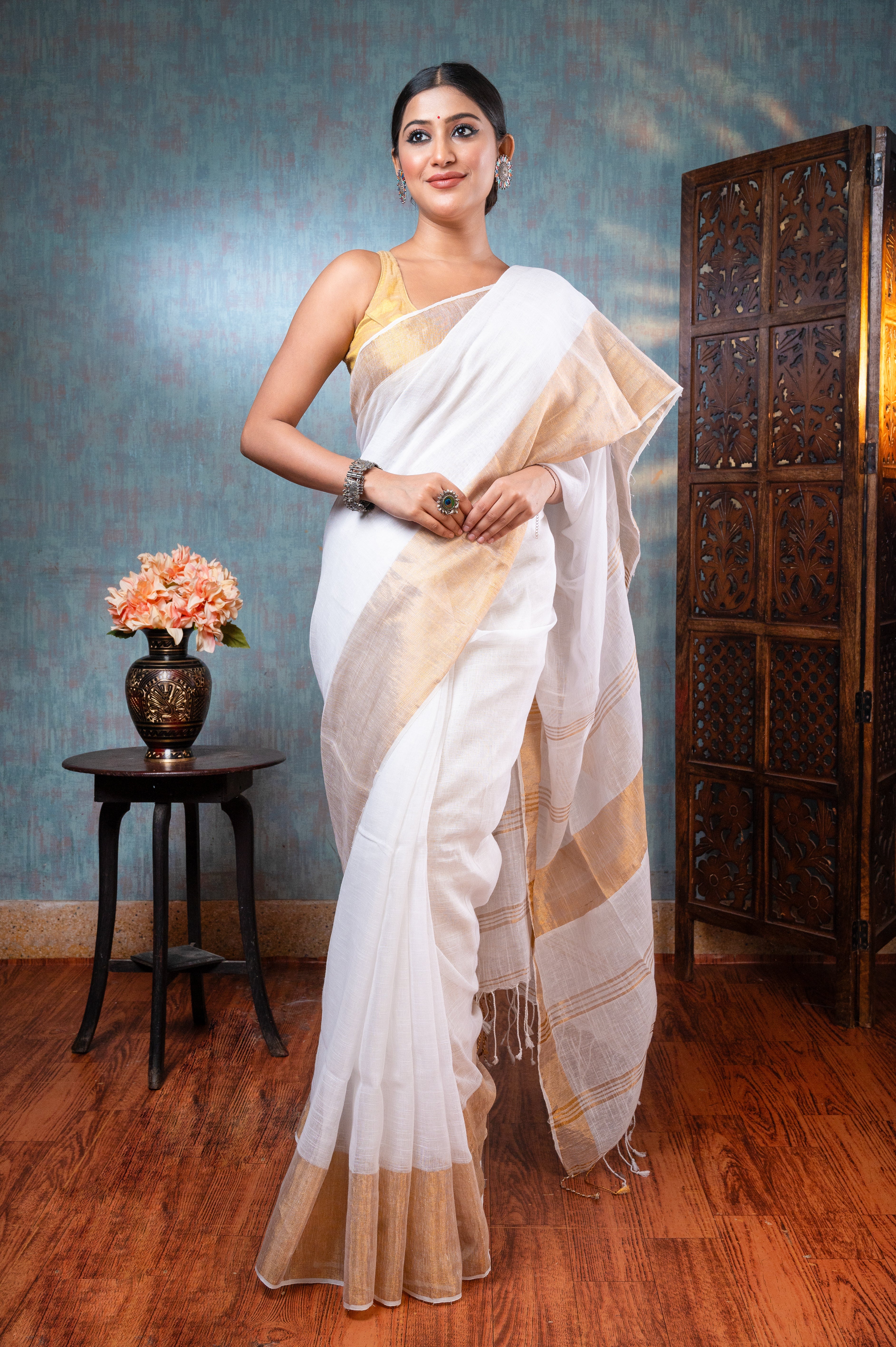 Women's Off-white Pure Handloom Linen Saree With Golden Zari  Border And Pallu - Aanika