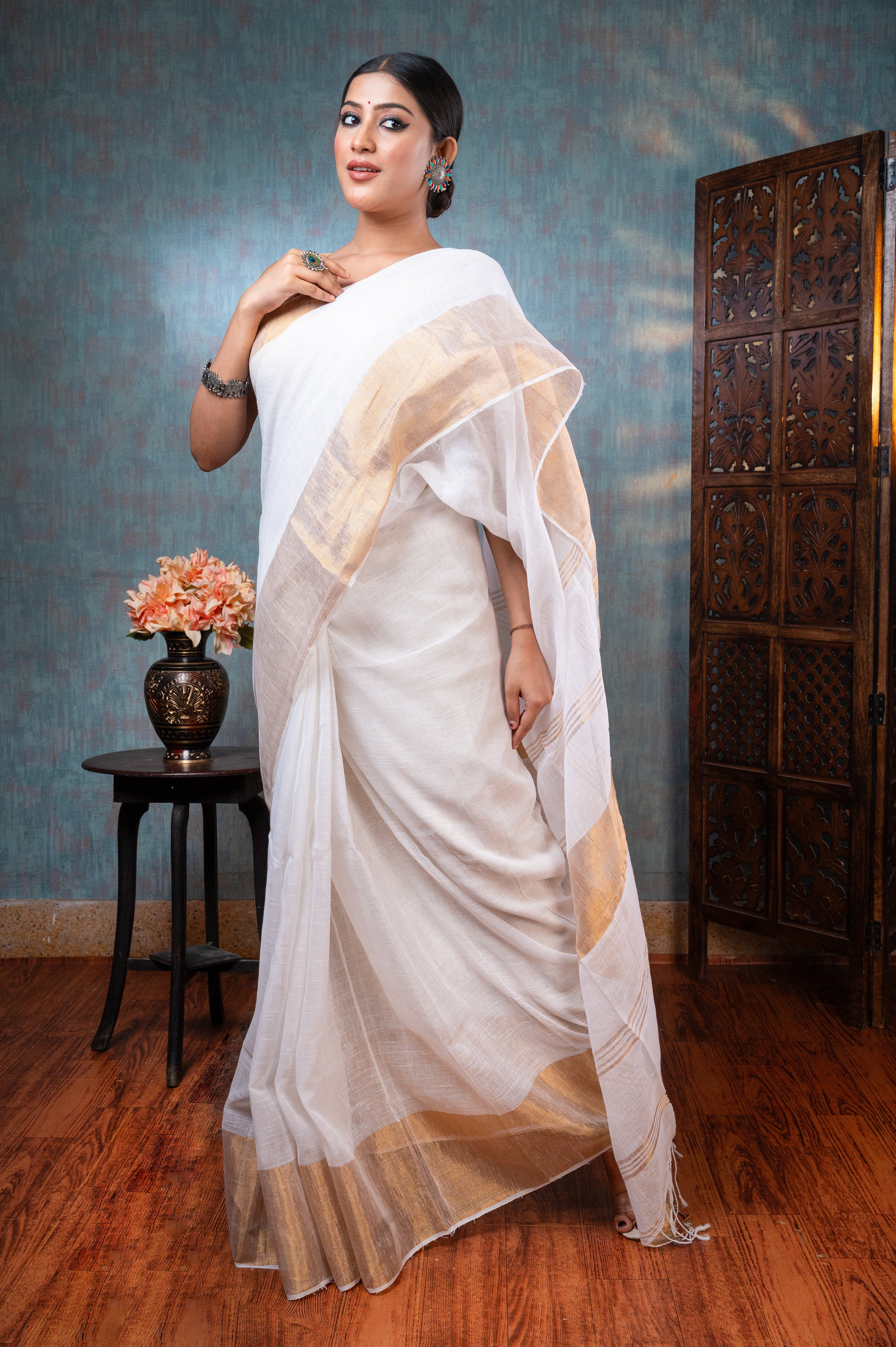 Women's Off-white Pure Handloom Linen Saree With Golden Zari  Border And Pallu - Aanika