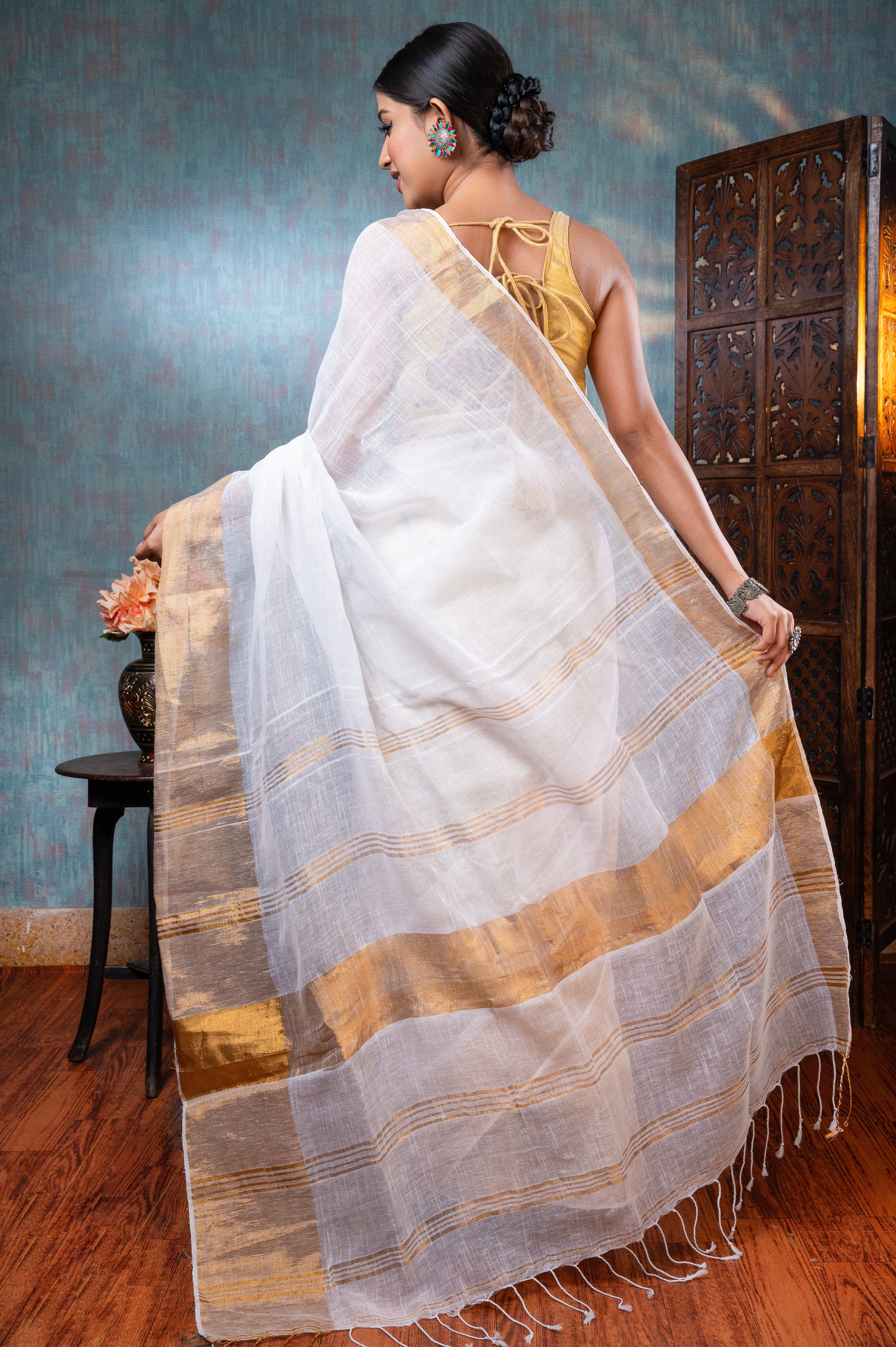 Women's Off-white Pure Handloom Linen Saree With Golden Zari  Border And Pallu - Aanika