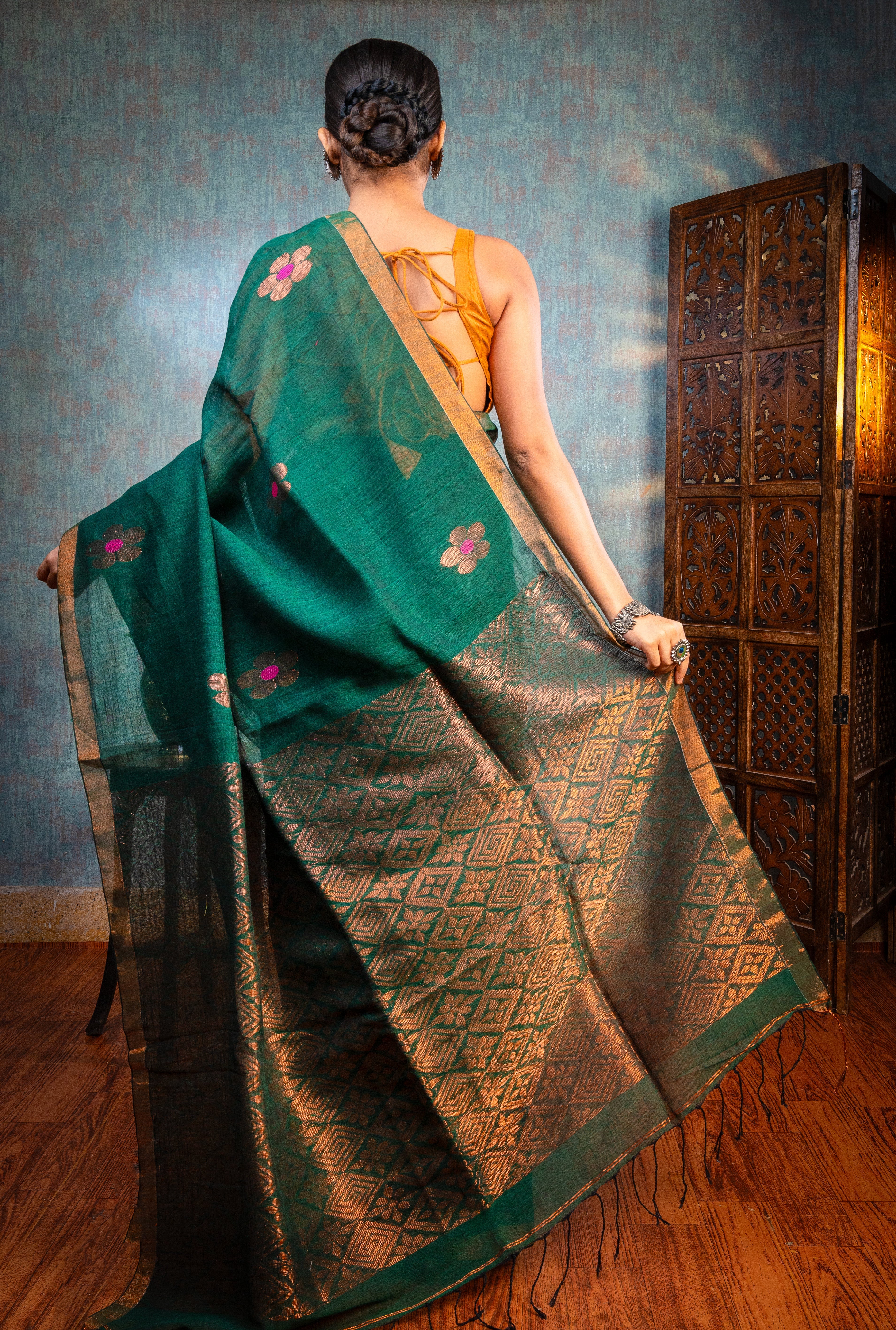 Women's Green Pure Handloom Linen Saree With Floral Woven Motifs - Aanika