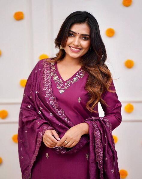 Women's Rani Viscos Embroidered Kurta Set