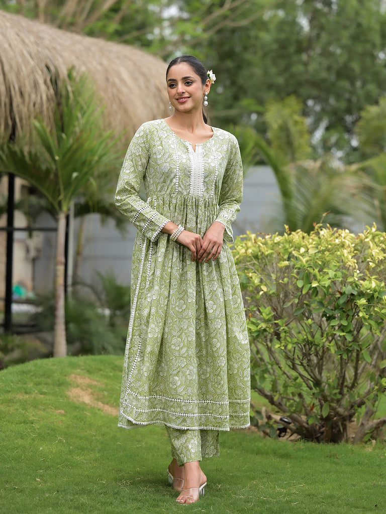 Women's Green Floral Print Cotton Nyra Cut Kurta Pant Set
