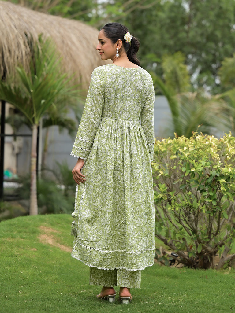 Women's Green Floral Print Cotton Nyra Cut Kurta Pant Set