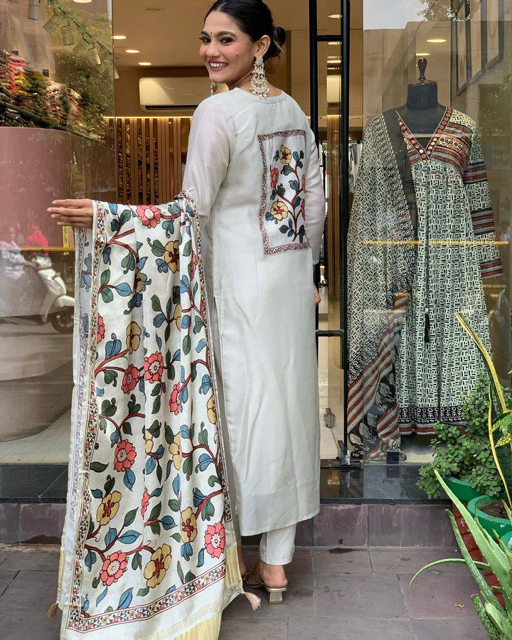 Women's Off White Viscose Chanderi Embroidery Worked V Shape Kurta Sets