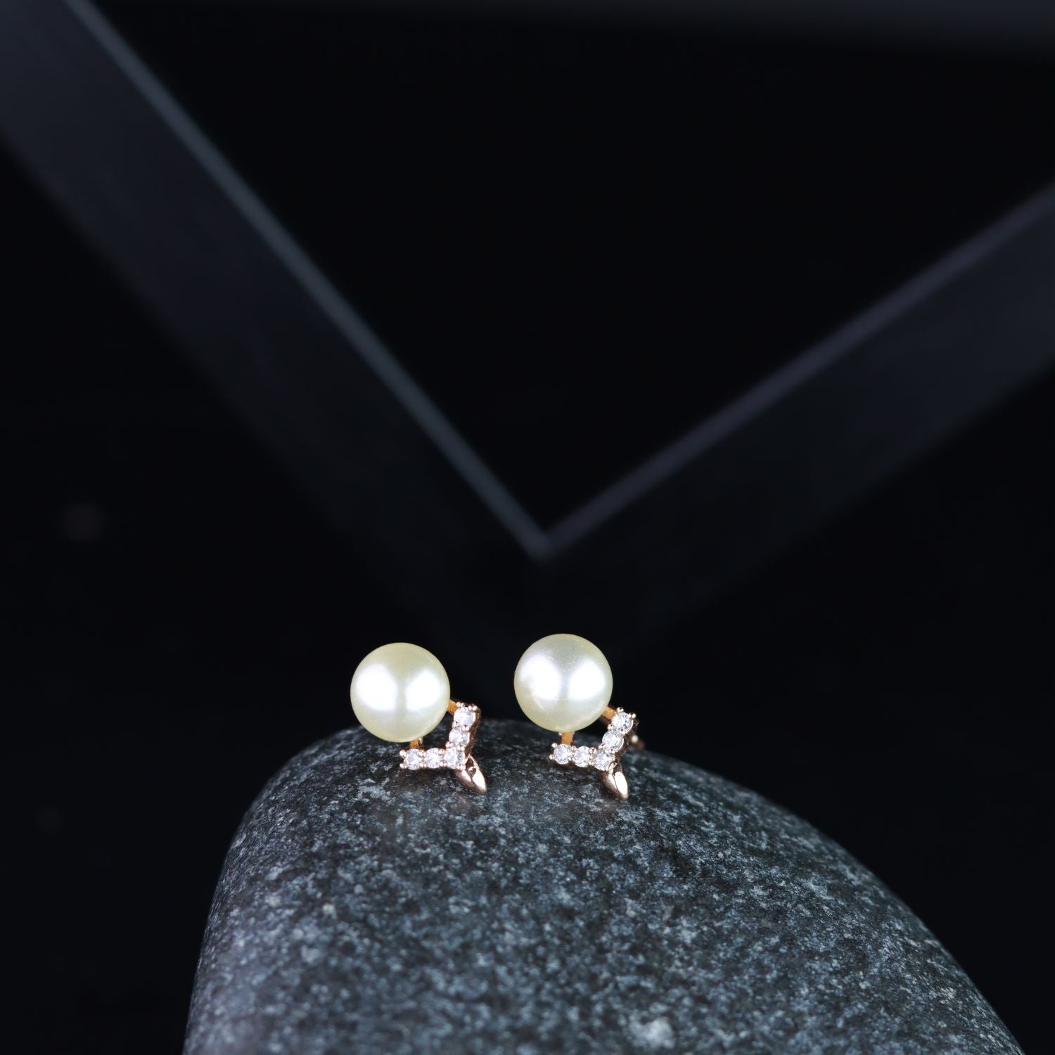 Women's I Jewels Valentine'S Special Rose Gold -Plated & White Contemporary Studs Earrings (E2973)