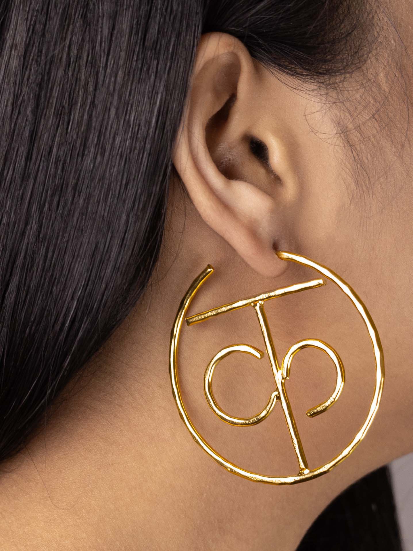 Women's Akshar Encircled Earring En2