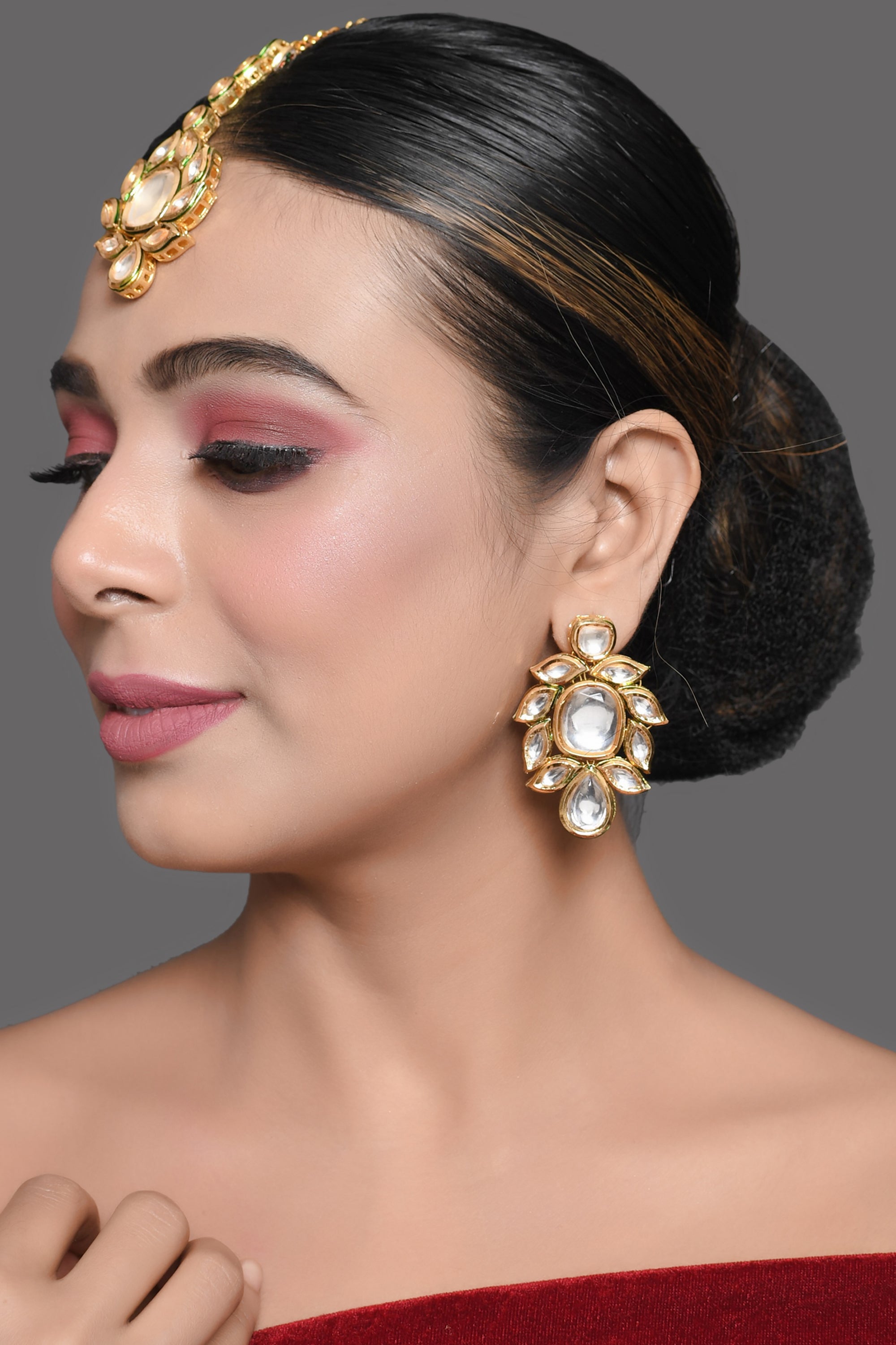 Women's Gold Tone Kundan Earrings With Maangtikka - Femizen