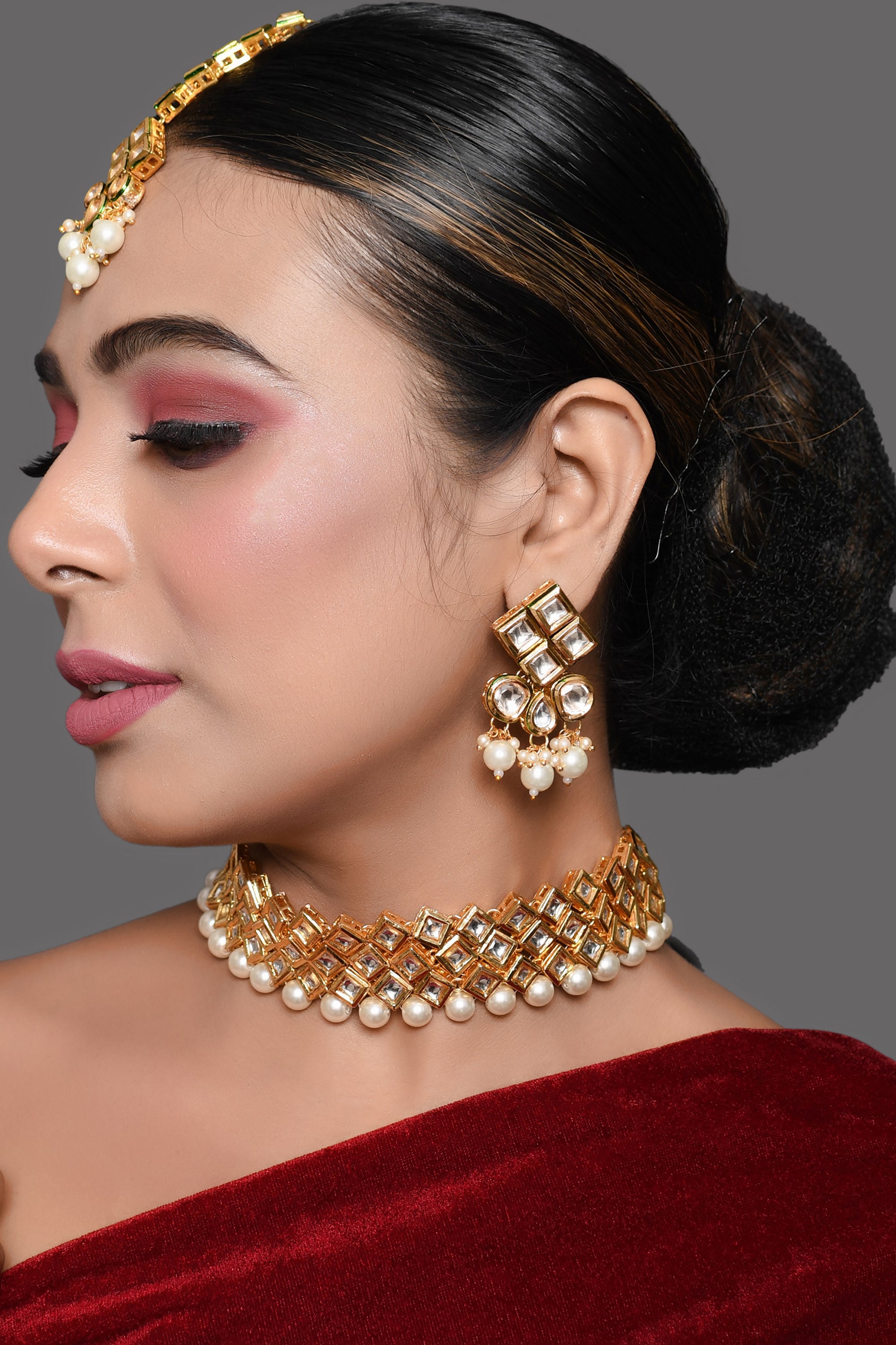 Women's Pearl beaded kundan studded Choker necklacde with matching earrings & mang tika - Femizen