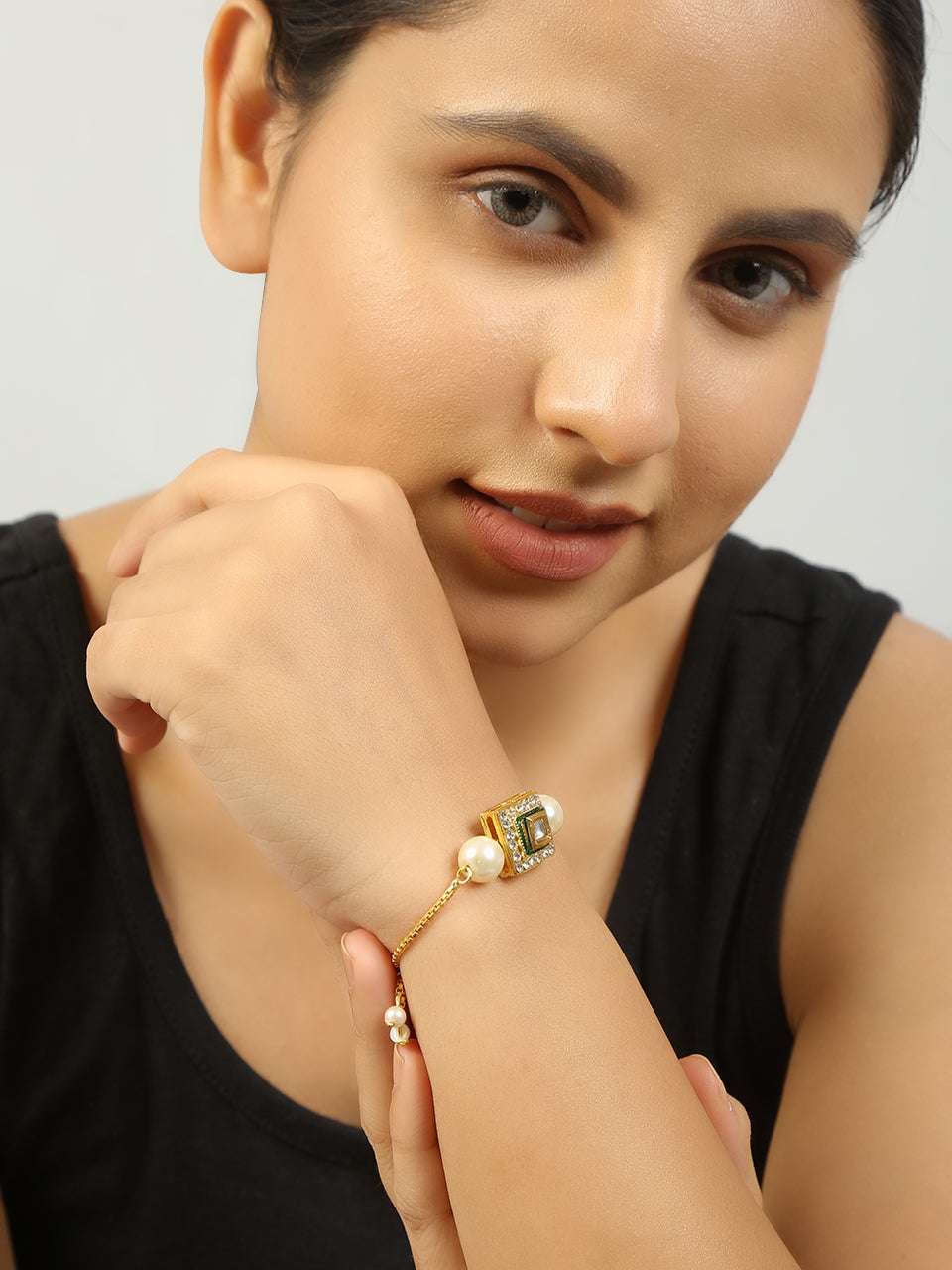 Women's Handcrafted Kundan Studded Bracelet With Pearls - Femizen