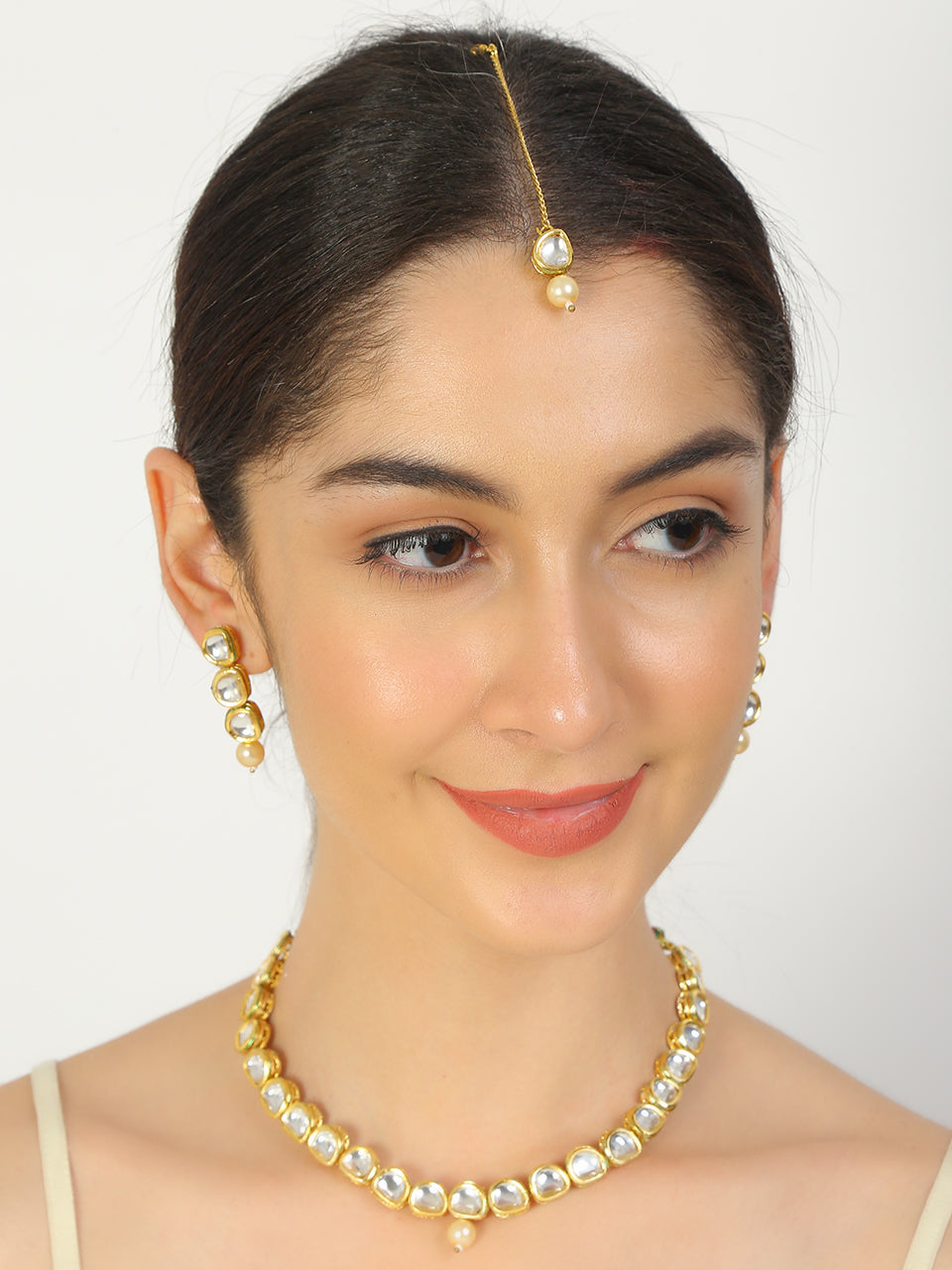 Women's Handcrafted Kundan Necklace With Earrings & Maang Tikka - Femizen