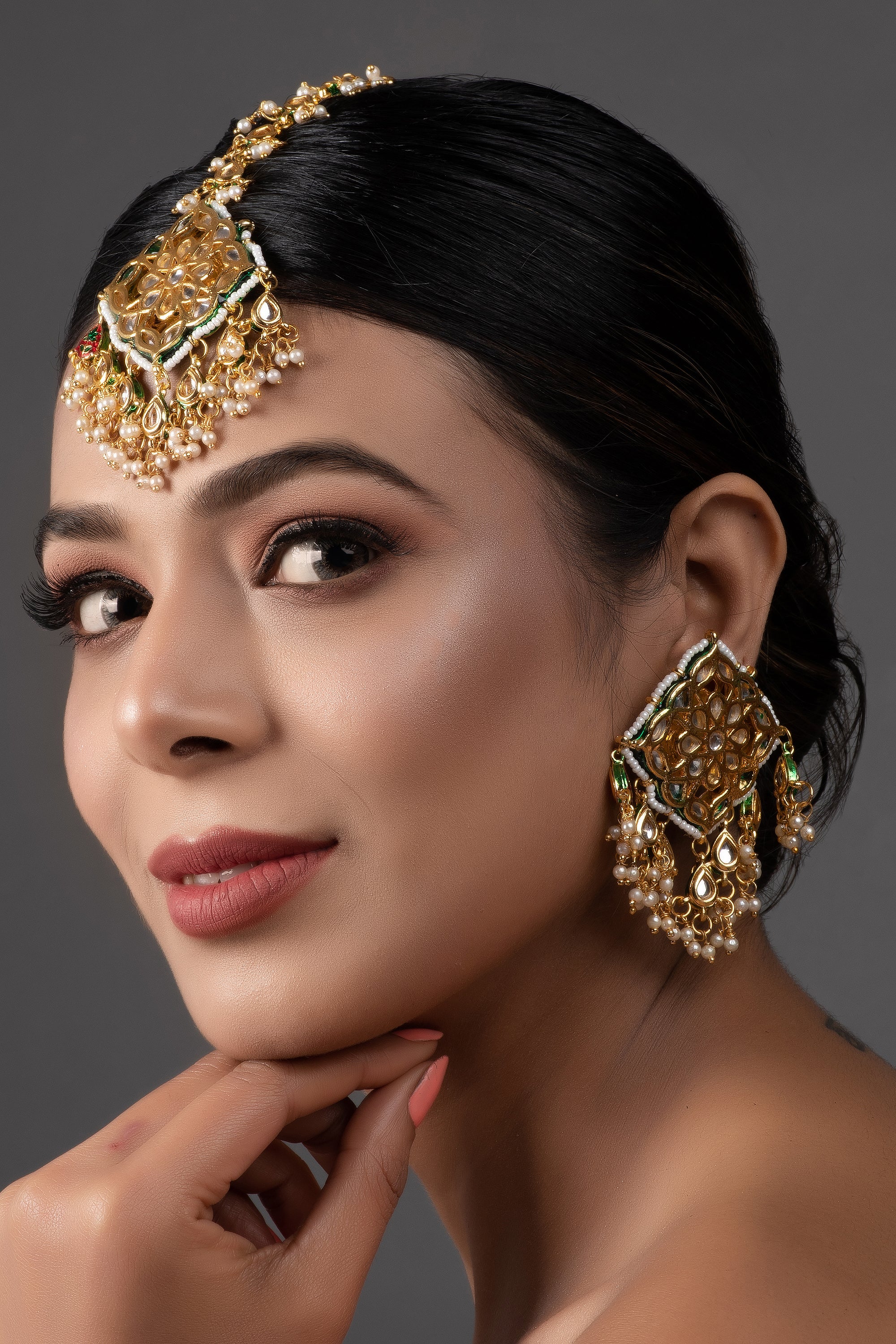 Women's Gold Tone Kundan Inspired Mang Tikka With Earrings - Femizen