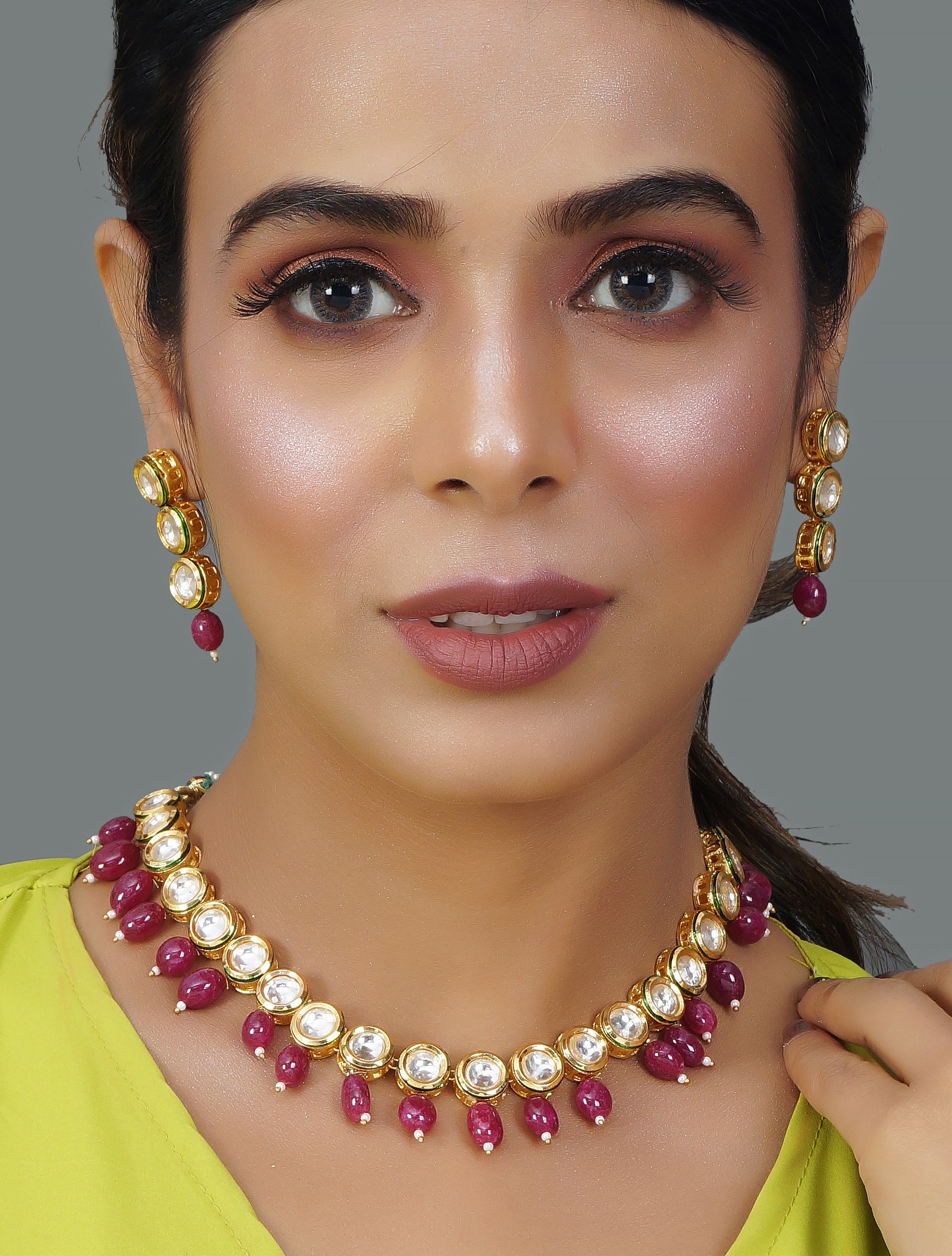 Women Gold Tone Kundan Necklace With Earrings by Femizen (2 Pc Set)