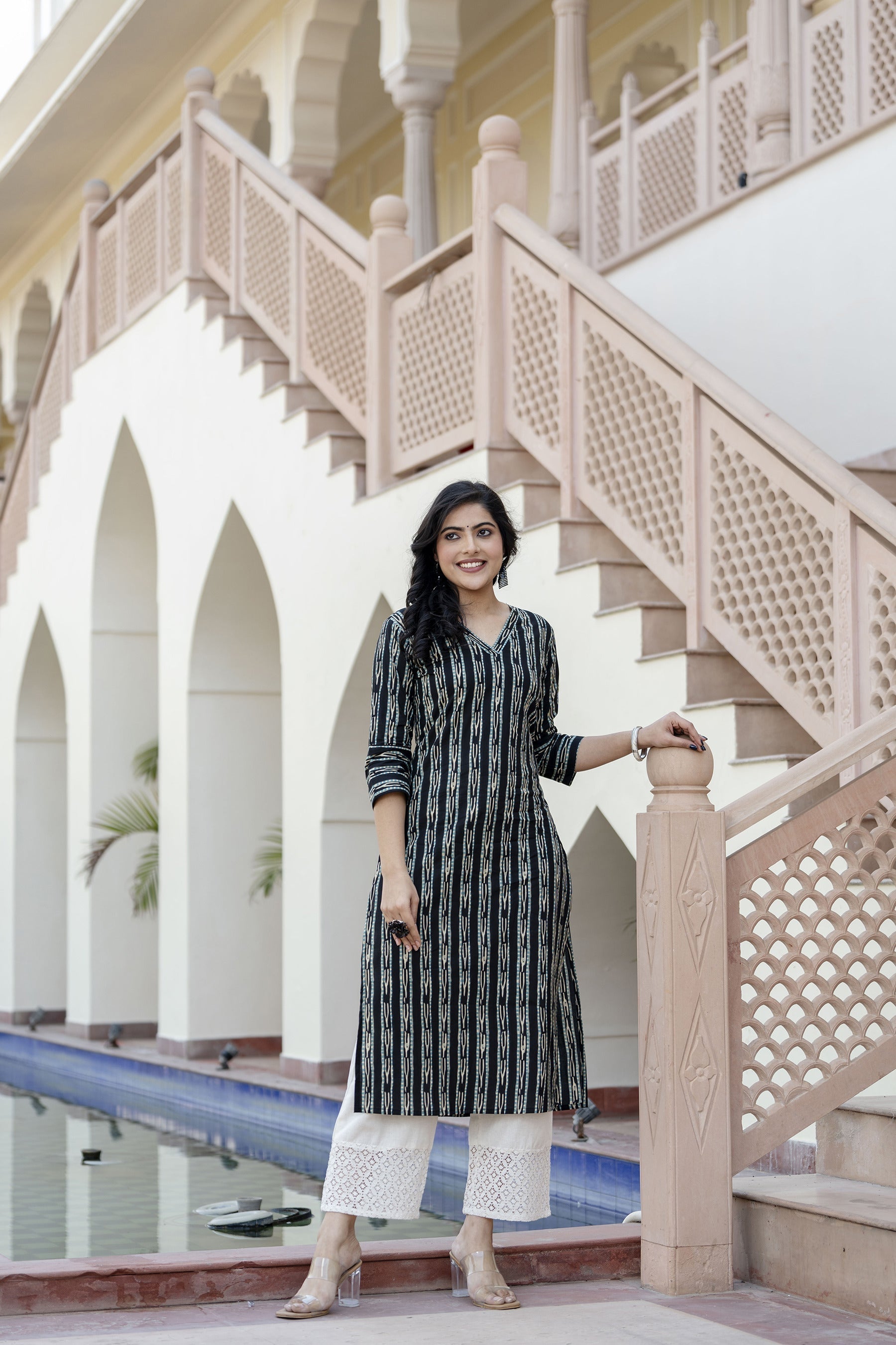 Women's Black Ikat Printed Straight V-Neck Kurta - Taantav