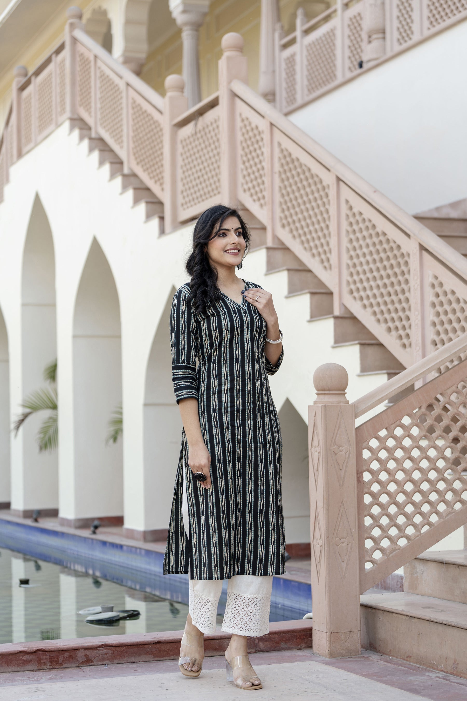 Women's Black Ikat Printed Straight V-Neck Kurta - Taantav