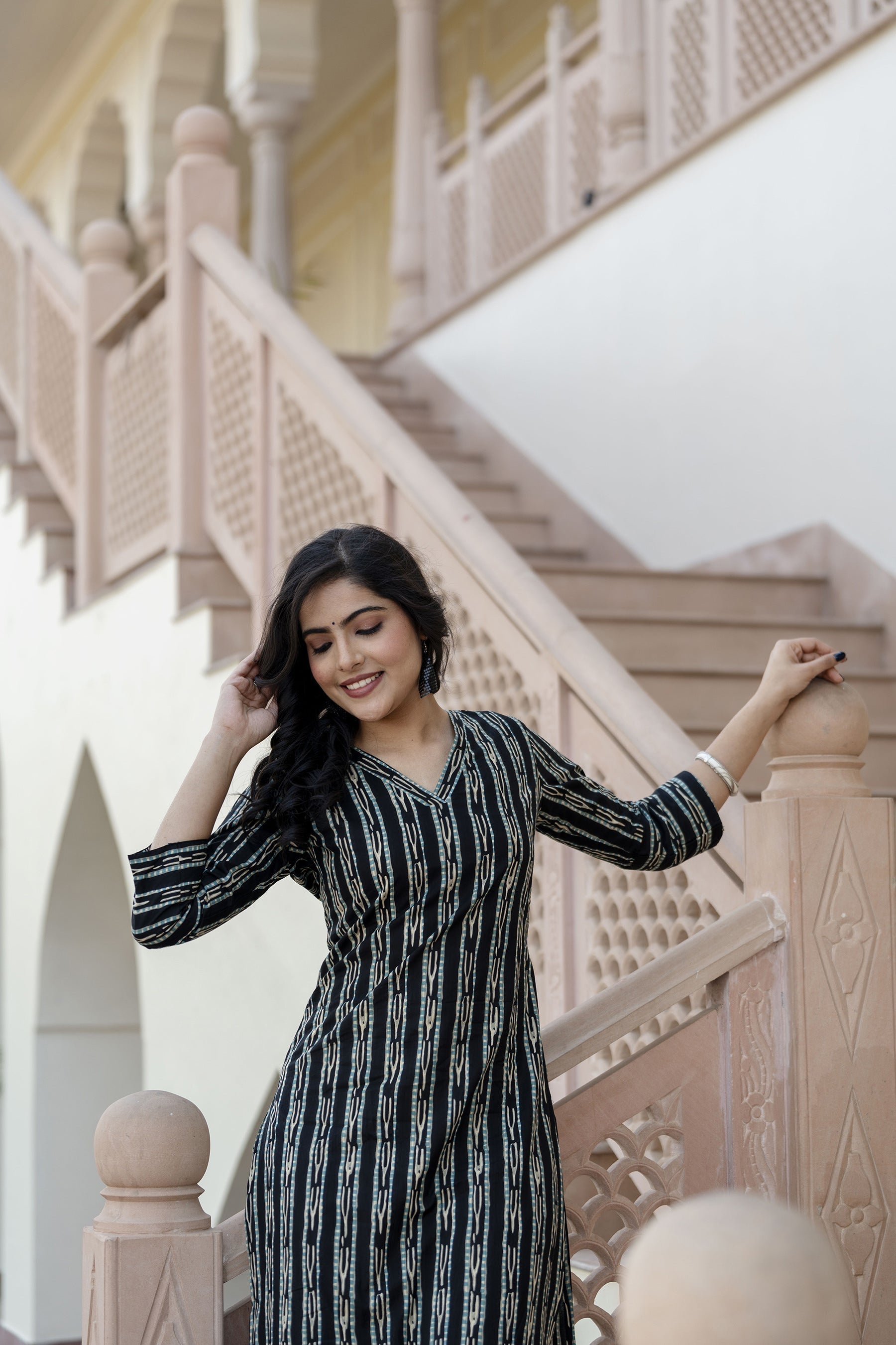 Women's Black Ikat Printed Straight V-Neck Kurta - Taantav