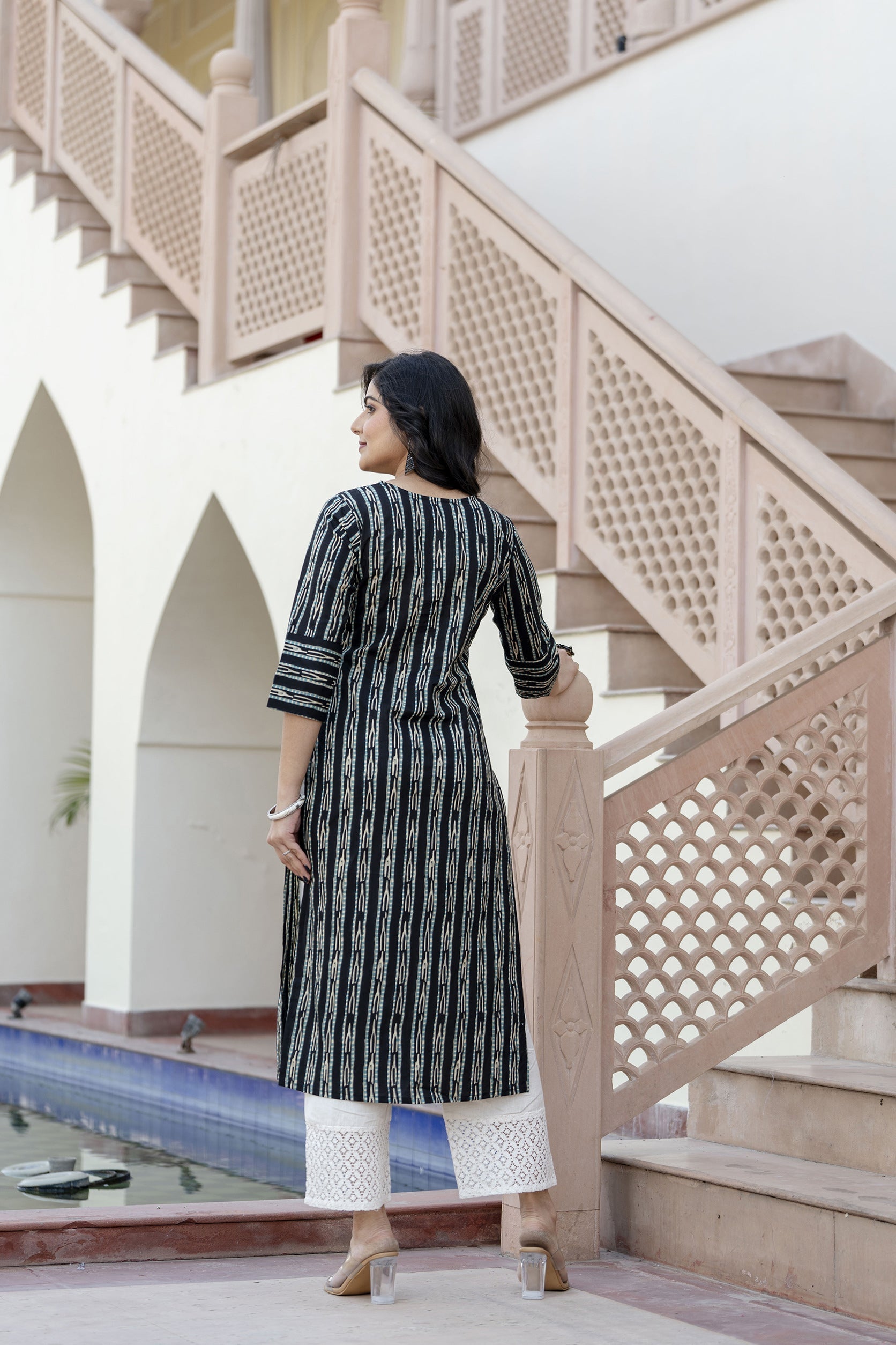 Women's Black Ikat Printed Straight V-Neck Kurta - Taantav