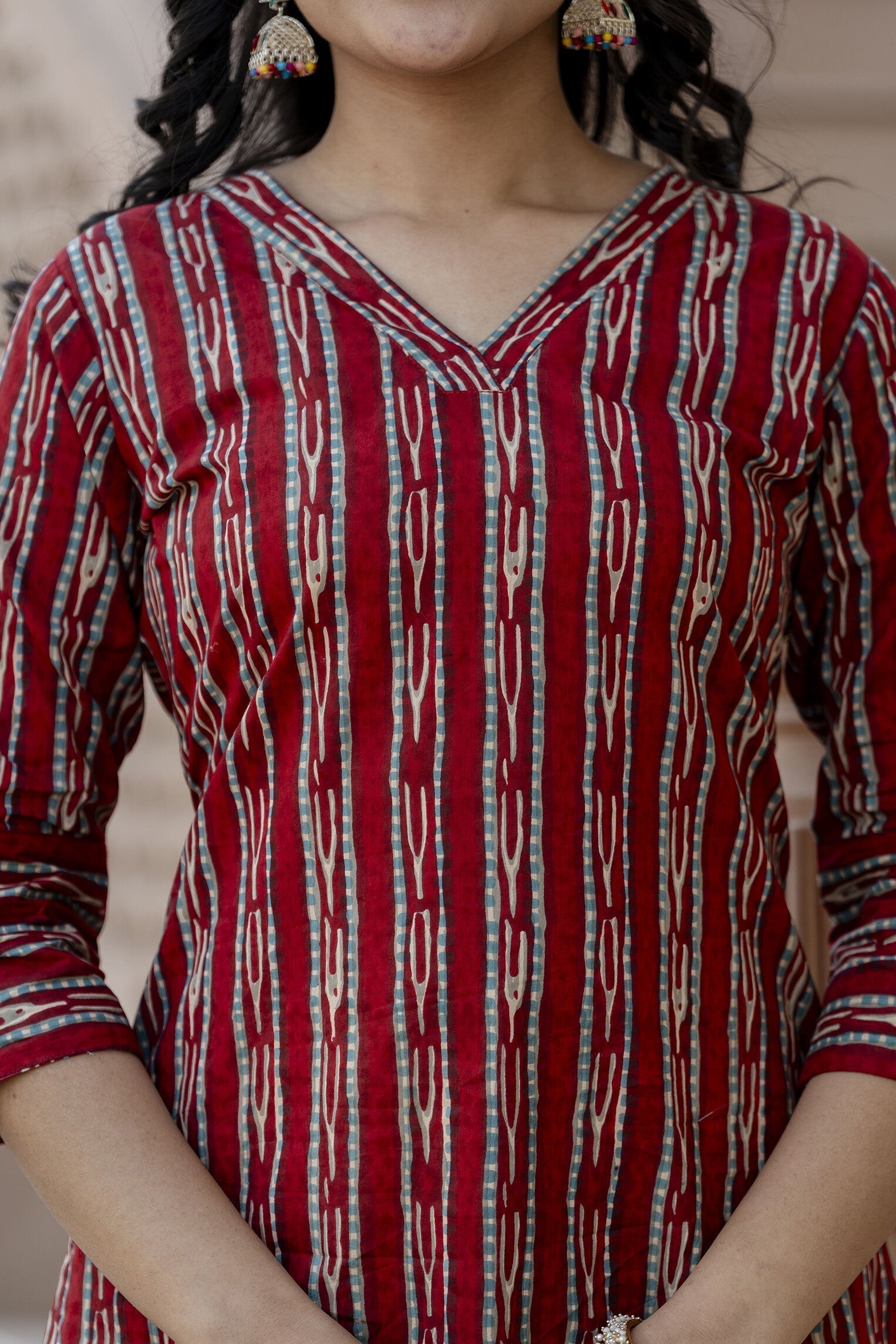 Women's Maroon Ikat Printed Straight V-Neck Kurta - Taantav