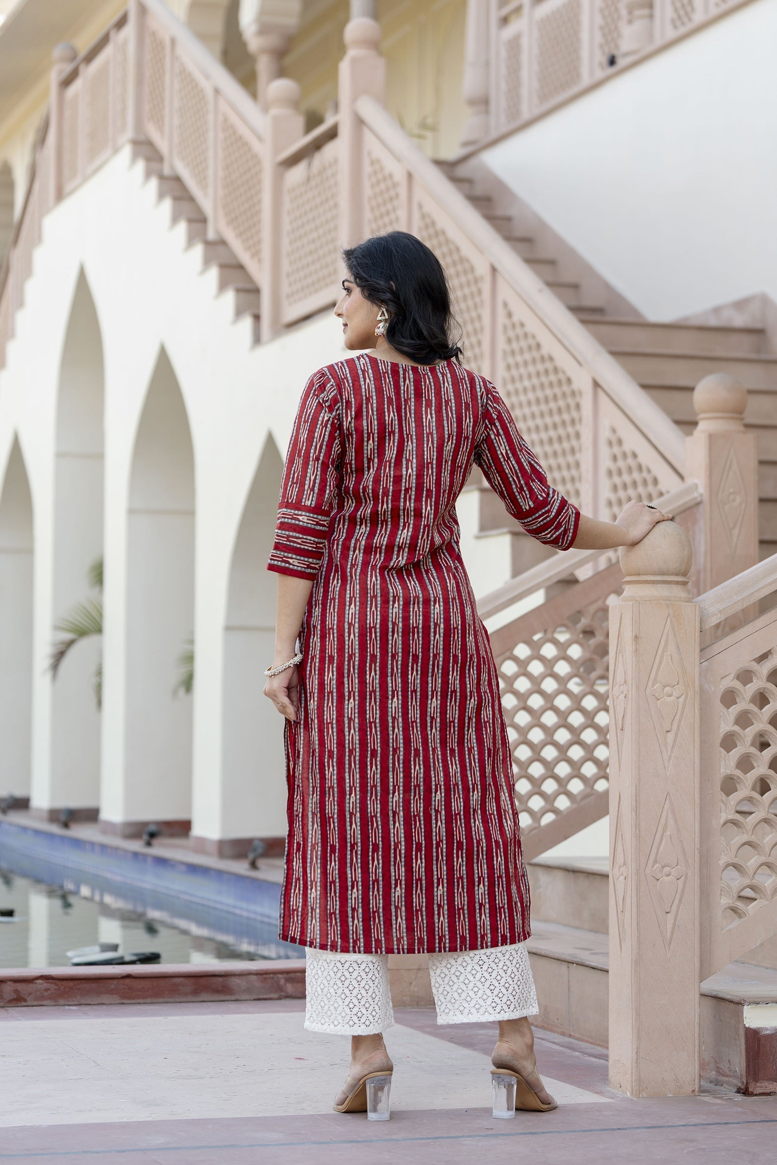 Women's Maroon Ikat Printed Straight V-Neck Kurta - Taantav