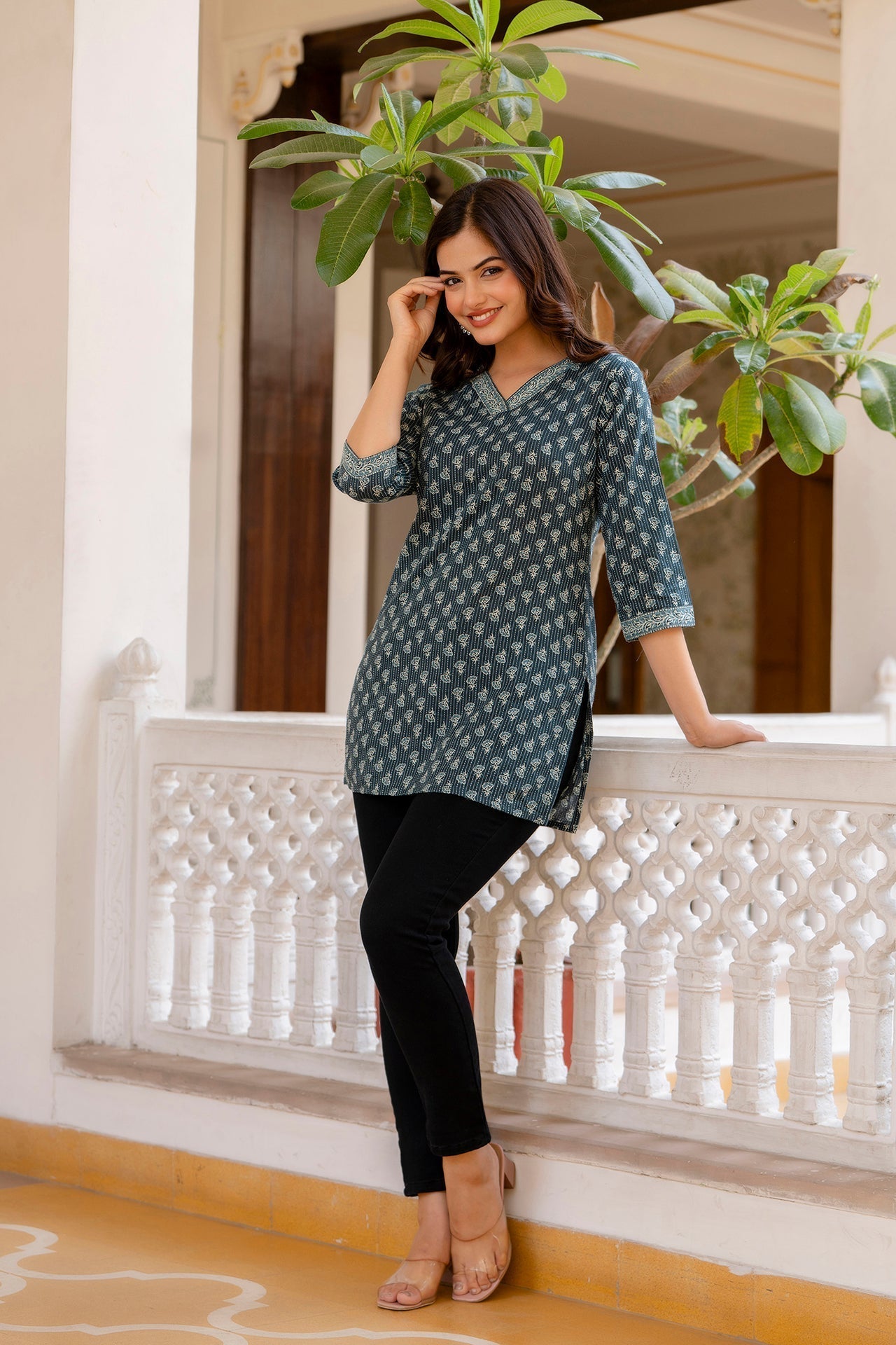 Women's Green Straight V- Neck Tunic - Taantav