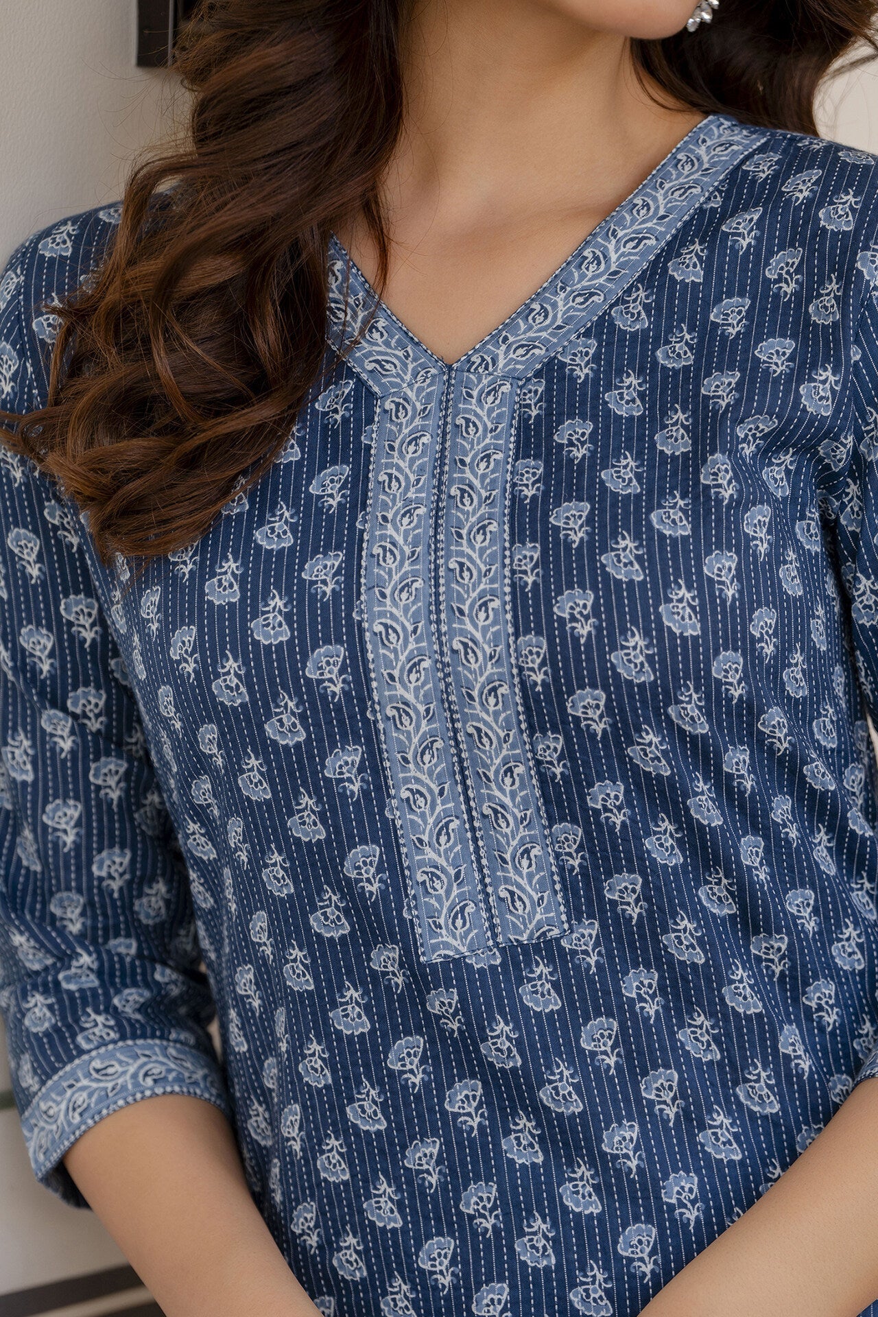 Women's Blue Printed Straight Kurta with Three Quarter Sleeves - Taantav