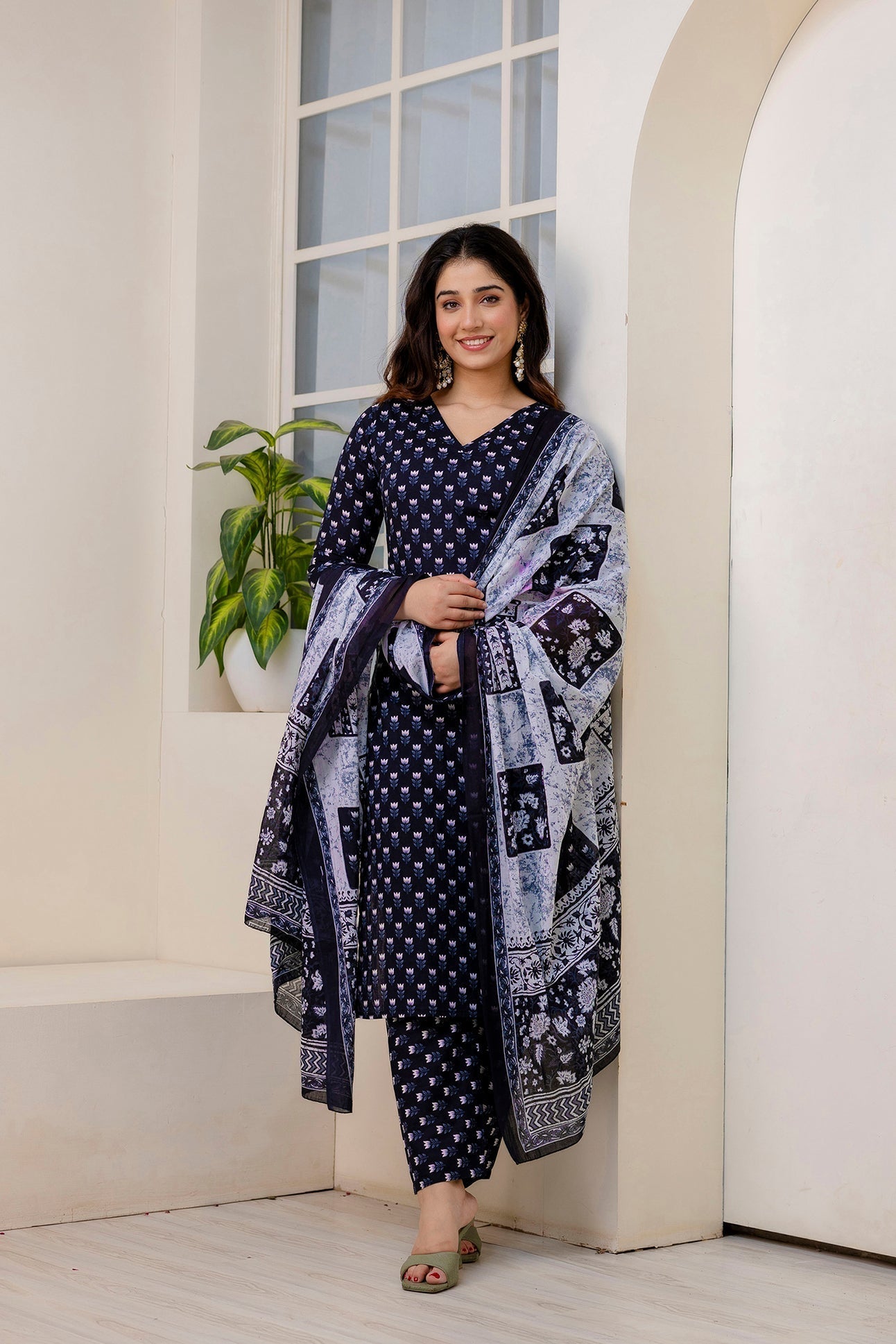 Women's Black Ethnic Printed Kurta And Trouser With Dupatta - Taantav