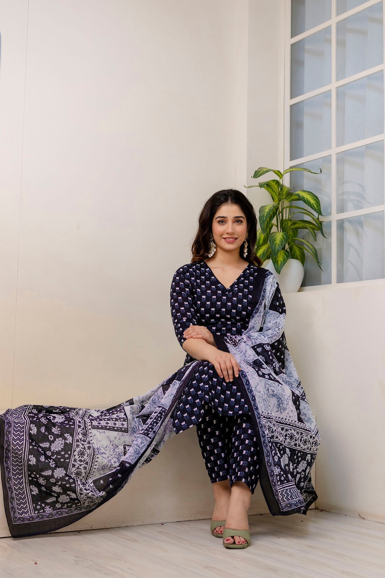 Women's Black Ethnic Printed Kurta And Trouser With Dupatta - Taantav