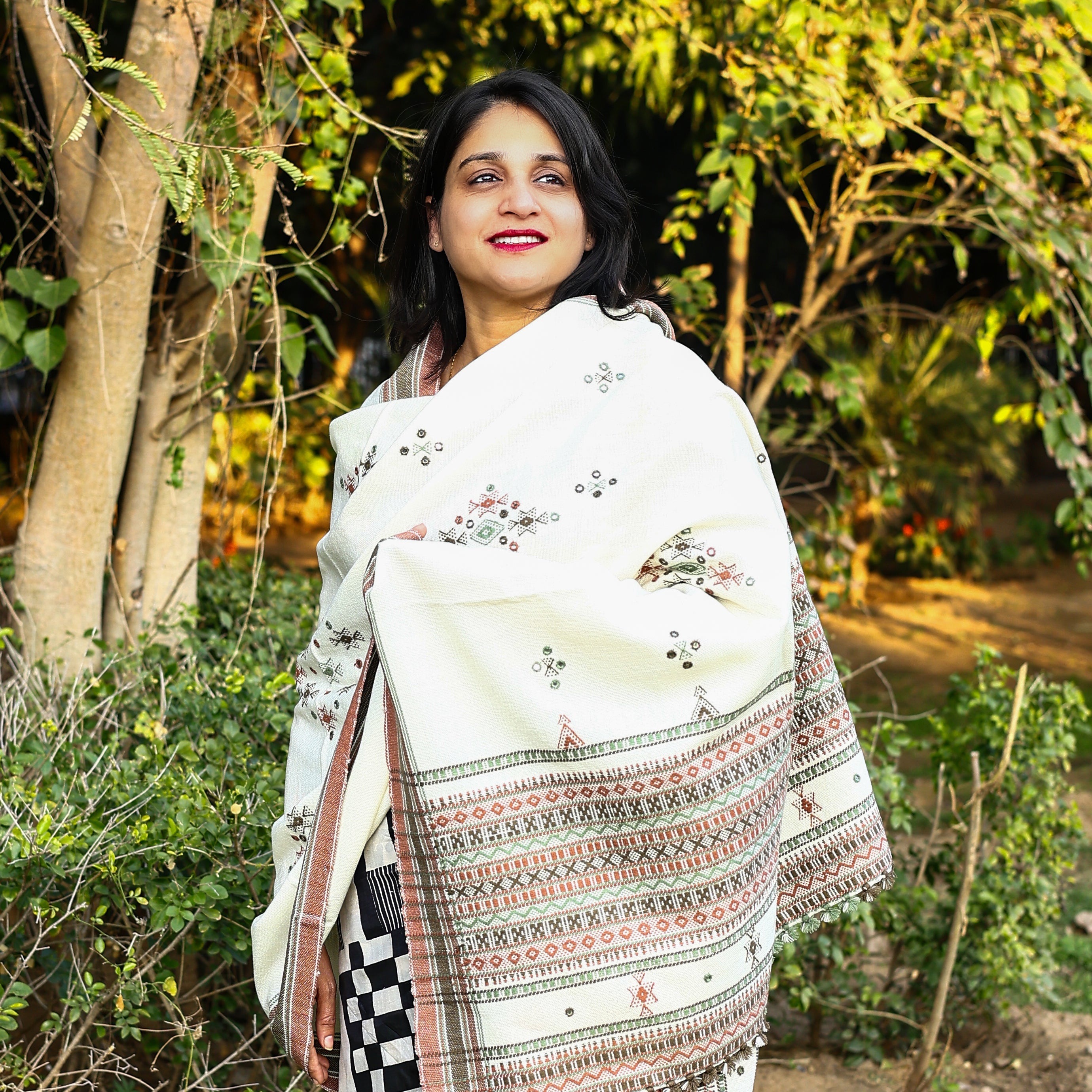 Handwoven Kutchi Bhujodi White Shawl with Earthy Red and Green Geometric Patterns