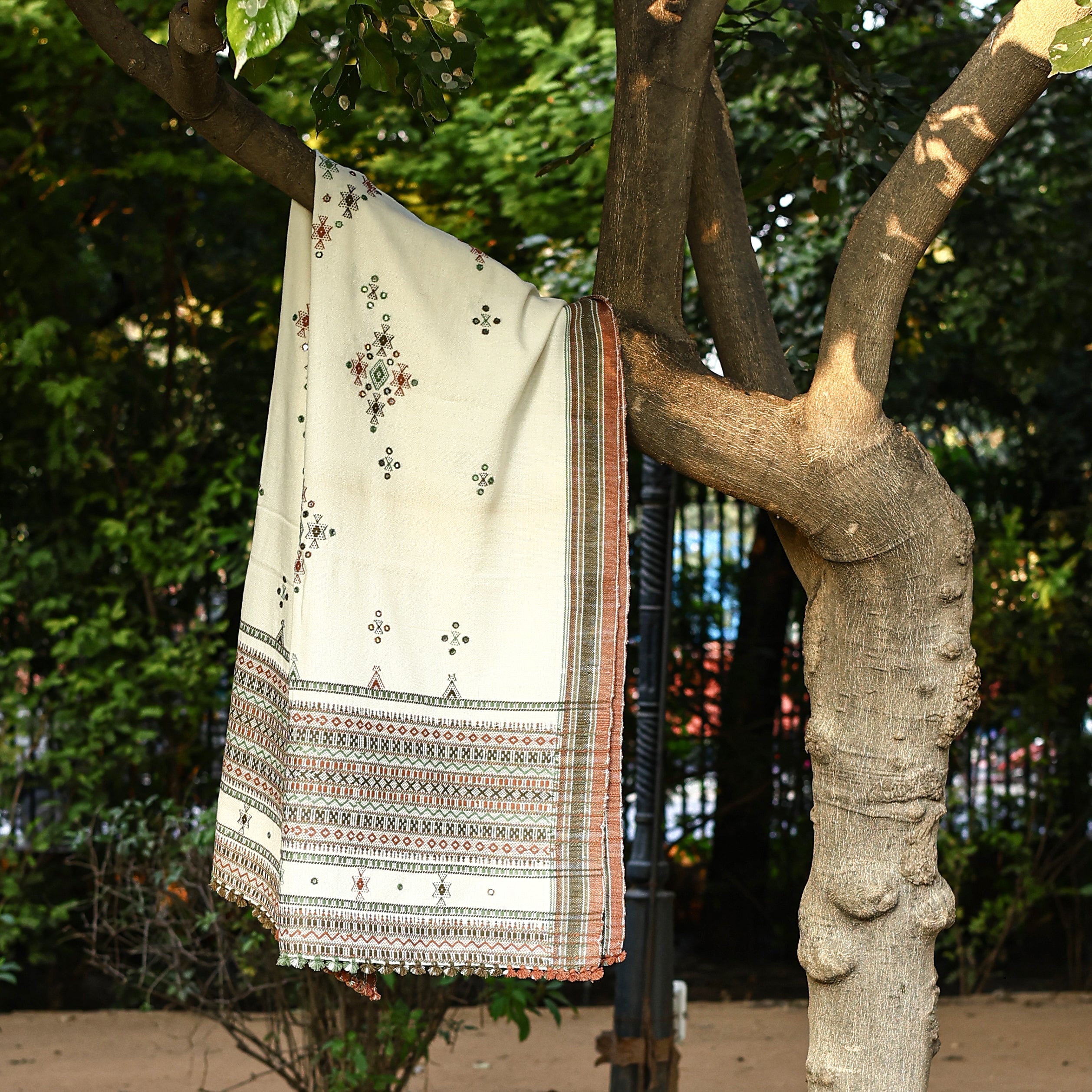 Handwoven Kutchi Bhujodi White Shawl with Earthy Red and Green Geometric Patterns