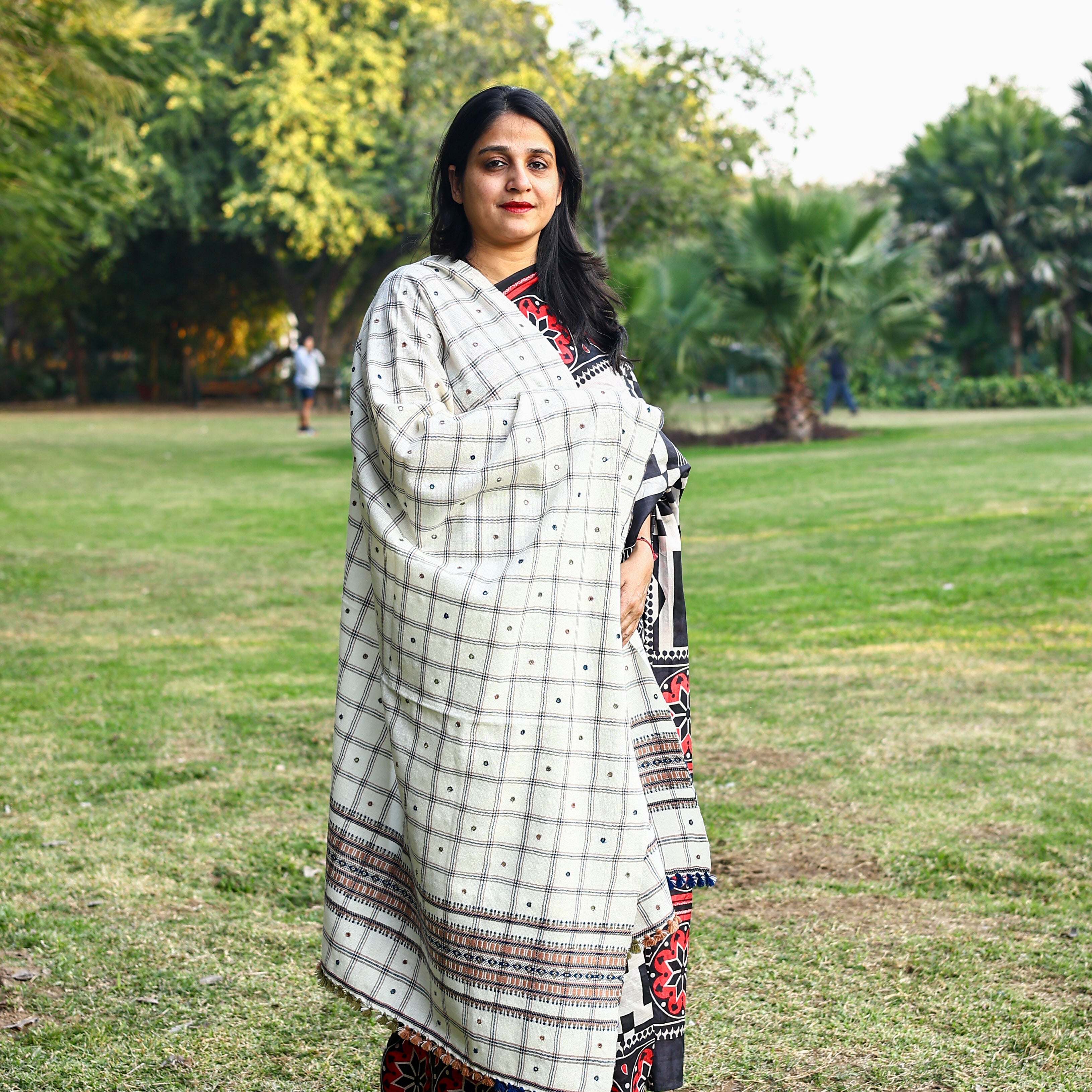 Handwoven White Checks Pattern Kutchi Bhujodi Shawl