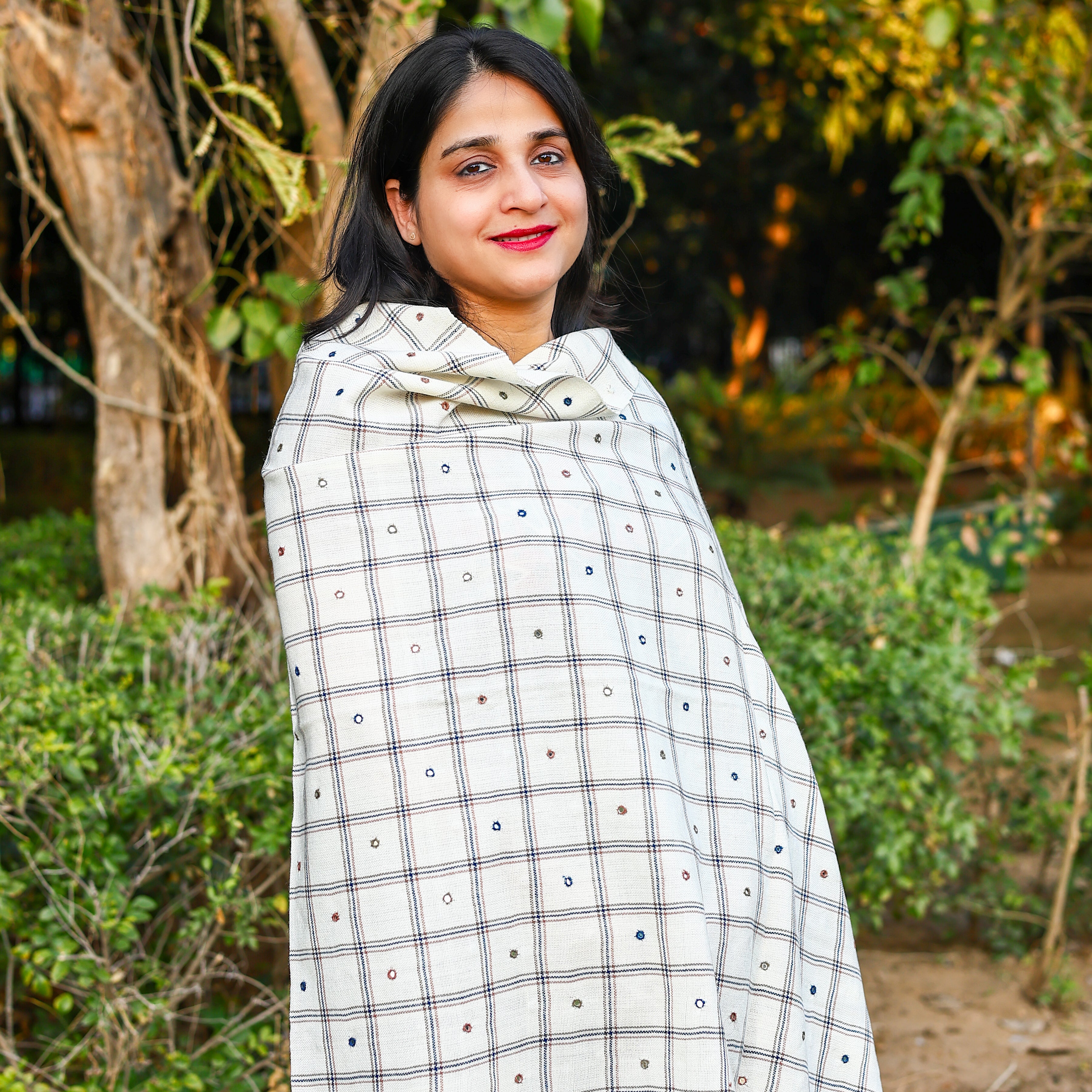 Handwoven White Checks Pattern Kutchi Bhujodi Shawl